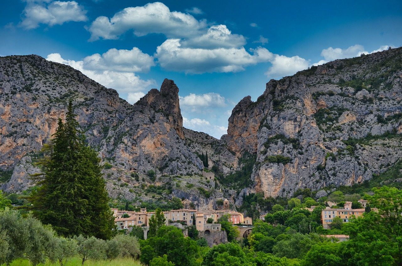 Moustiers Sainte Marie we Francji, małe miasteczka we Francji