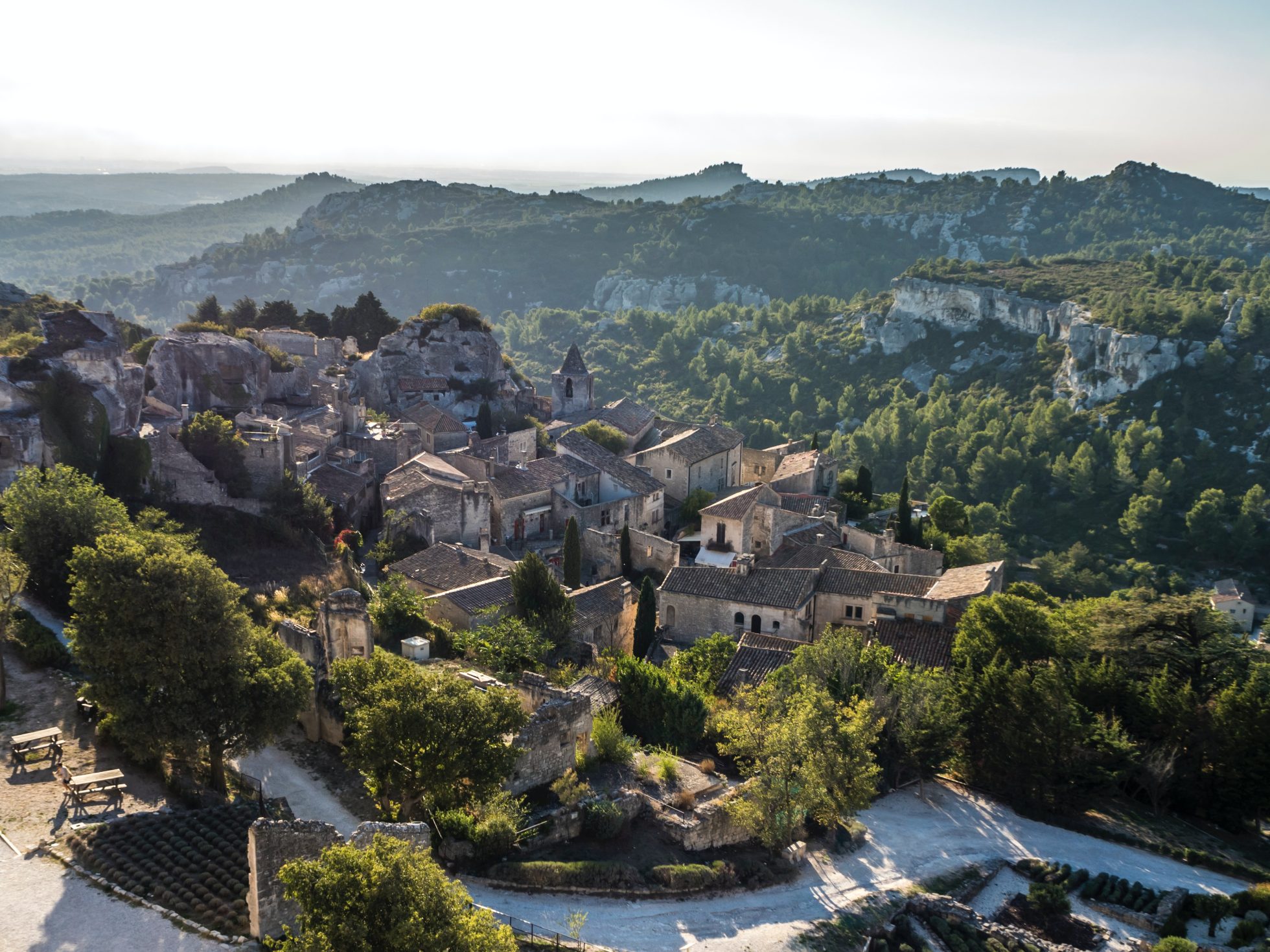 Les Baux de Provence widoczne z lotu ptaka, małe miasteczka we Francji