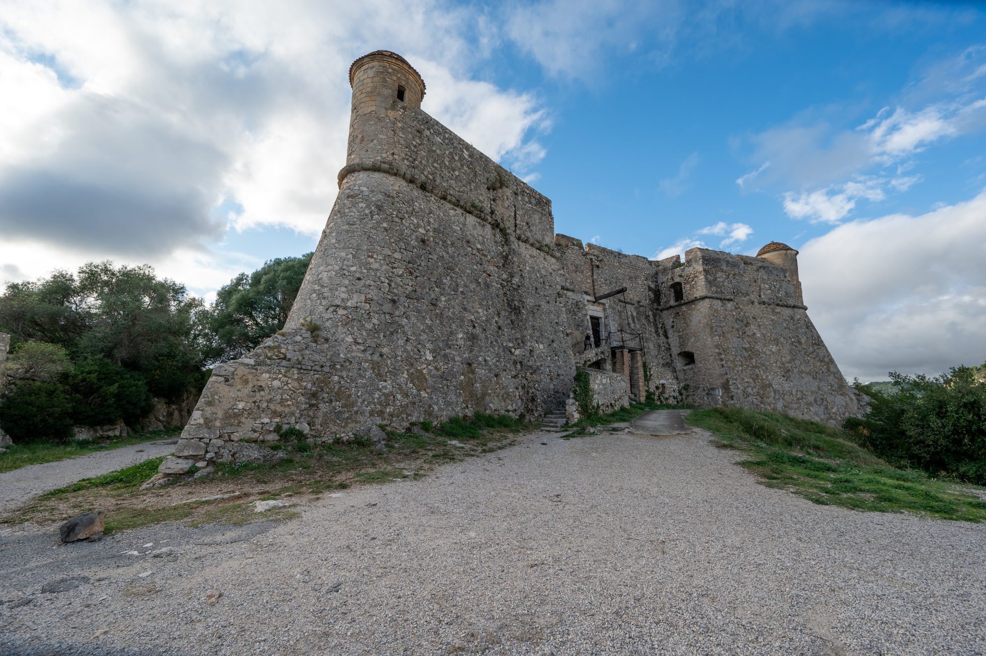 Fort du Mont Alban nad Villefranche-sur-Mer na Riwierze Francuskiej we Francji w słoneczne letnie popołudnie.