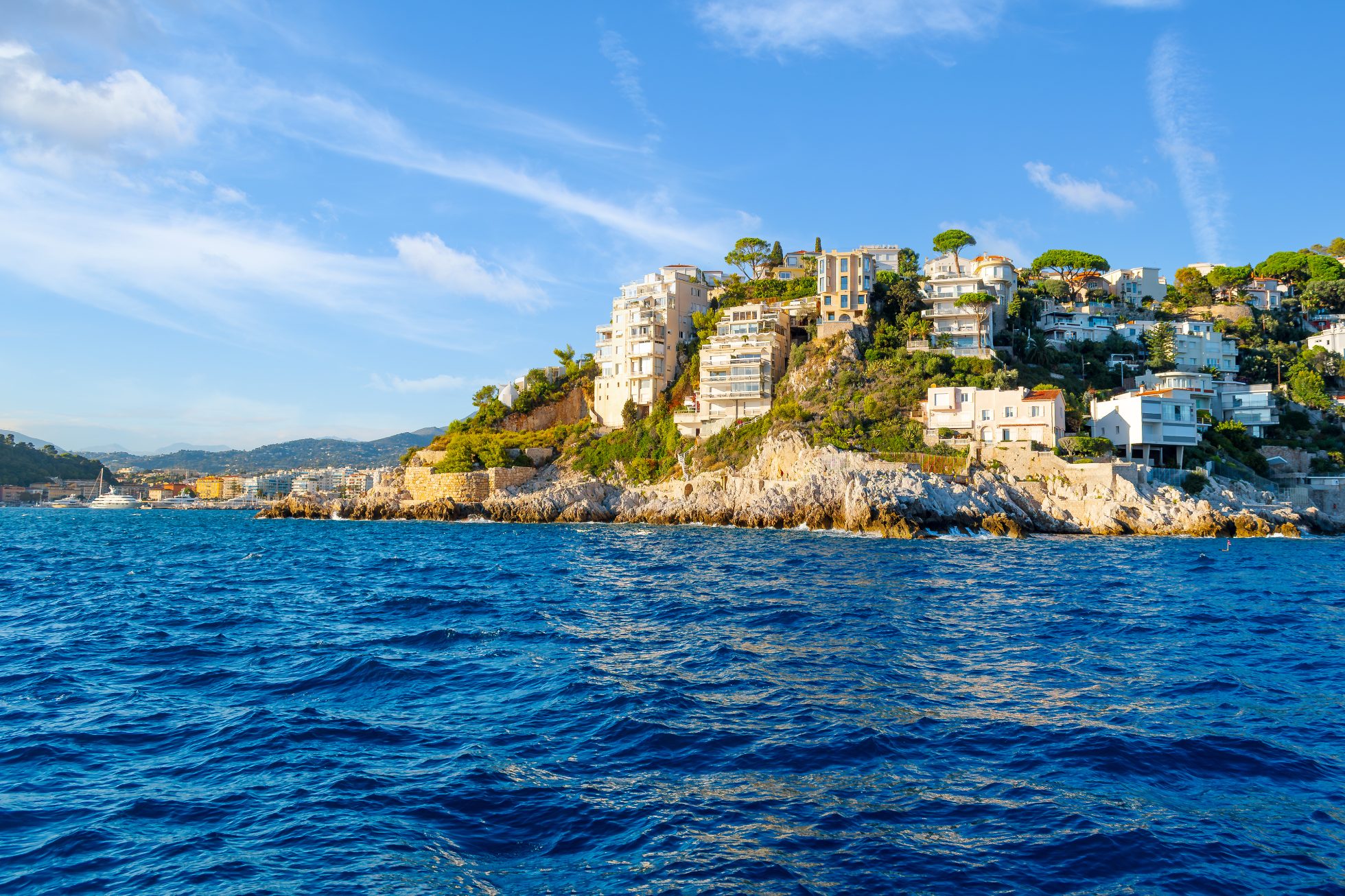 Luksusowe domy i apartamenty na Cap de Nice, skalistym cyplu u podnóża Mont Boron, wzdłuż Riwiery Francuskiej w Nicei we Francji.