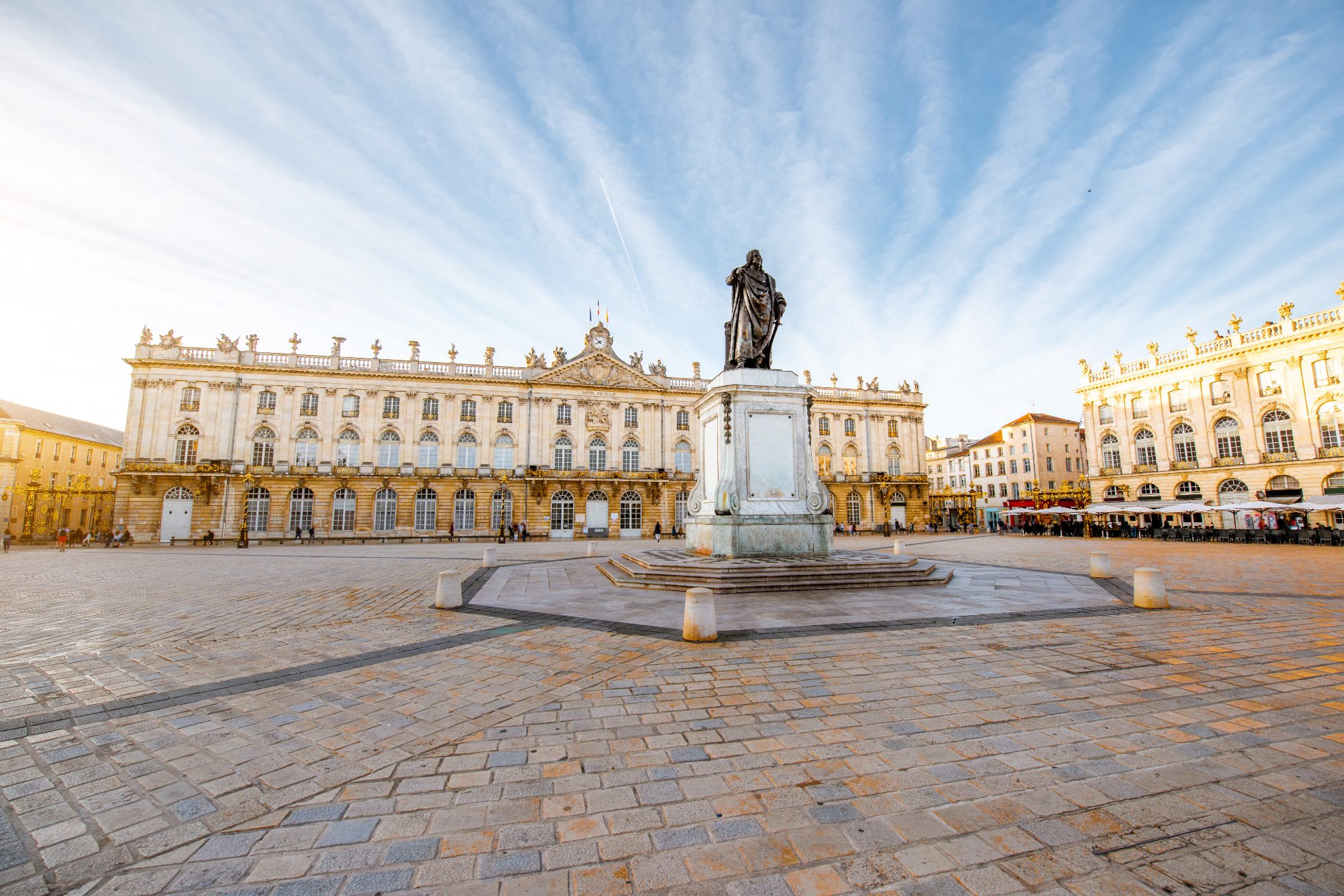 Poranny widok na ogromny plac Stanislasa z pomnikiem na starym mieście w Nancy, Francja