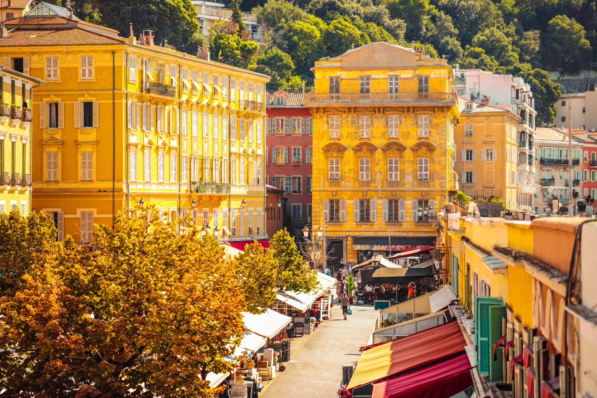 Targ kwiatowy Cours Saleya w Nicei, Francja