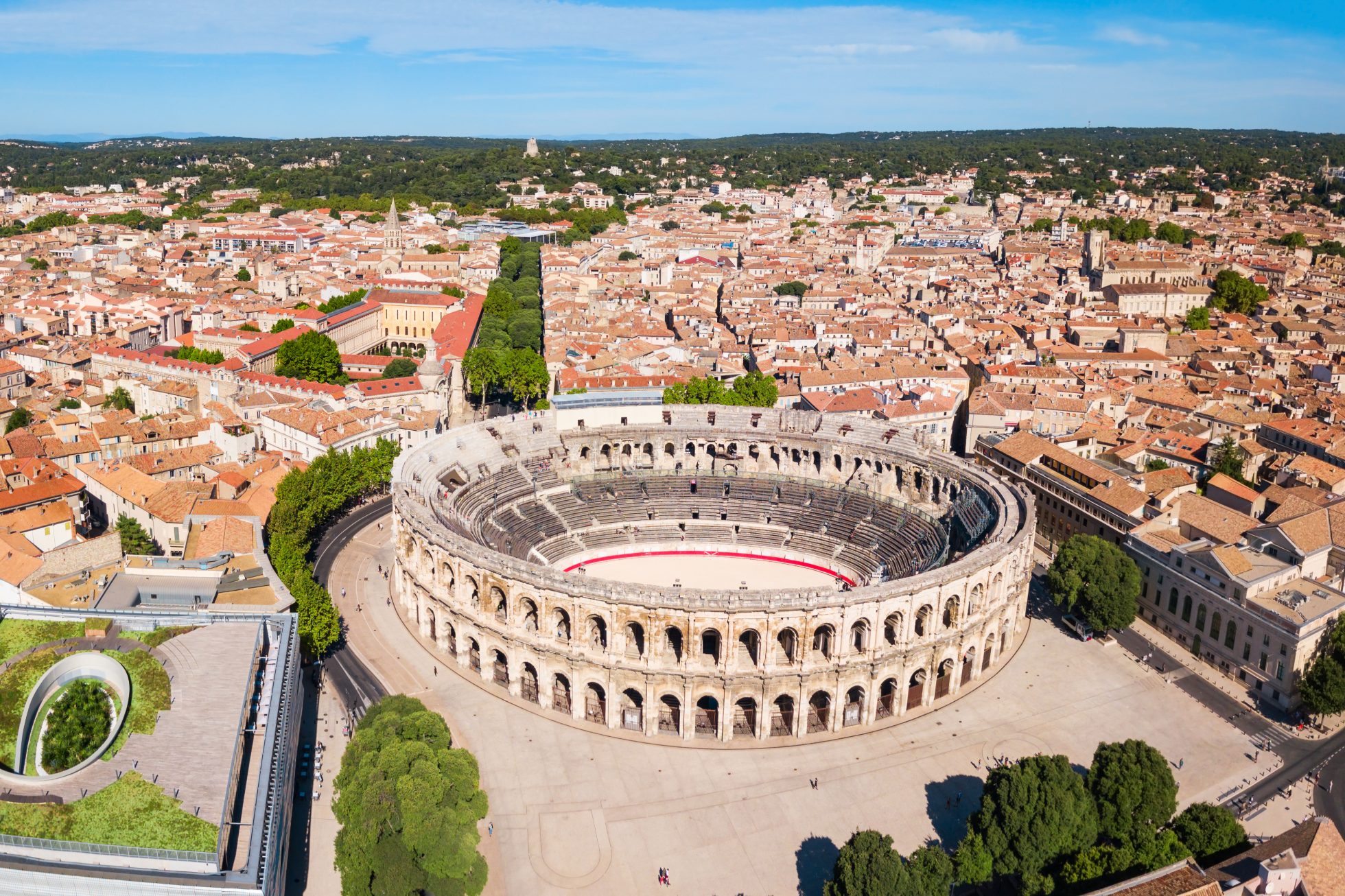 Panoramiczny widok z lotu ptaka na arenę w Nimes. Nimes to miasto w regionie Oksytanii na południu Francji