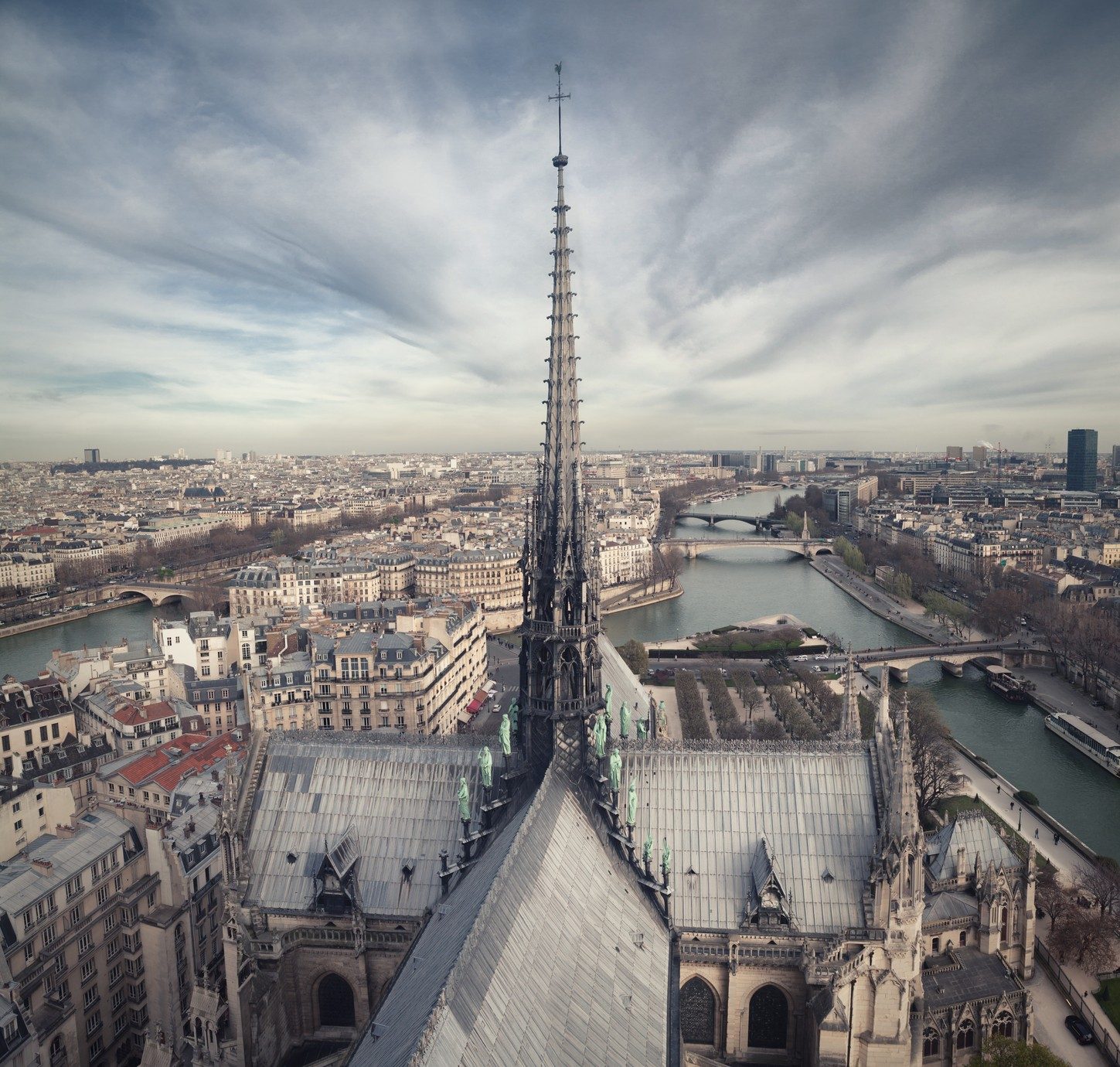 Widok na Notre-Dame w Paryżu z lotu ptaka