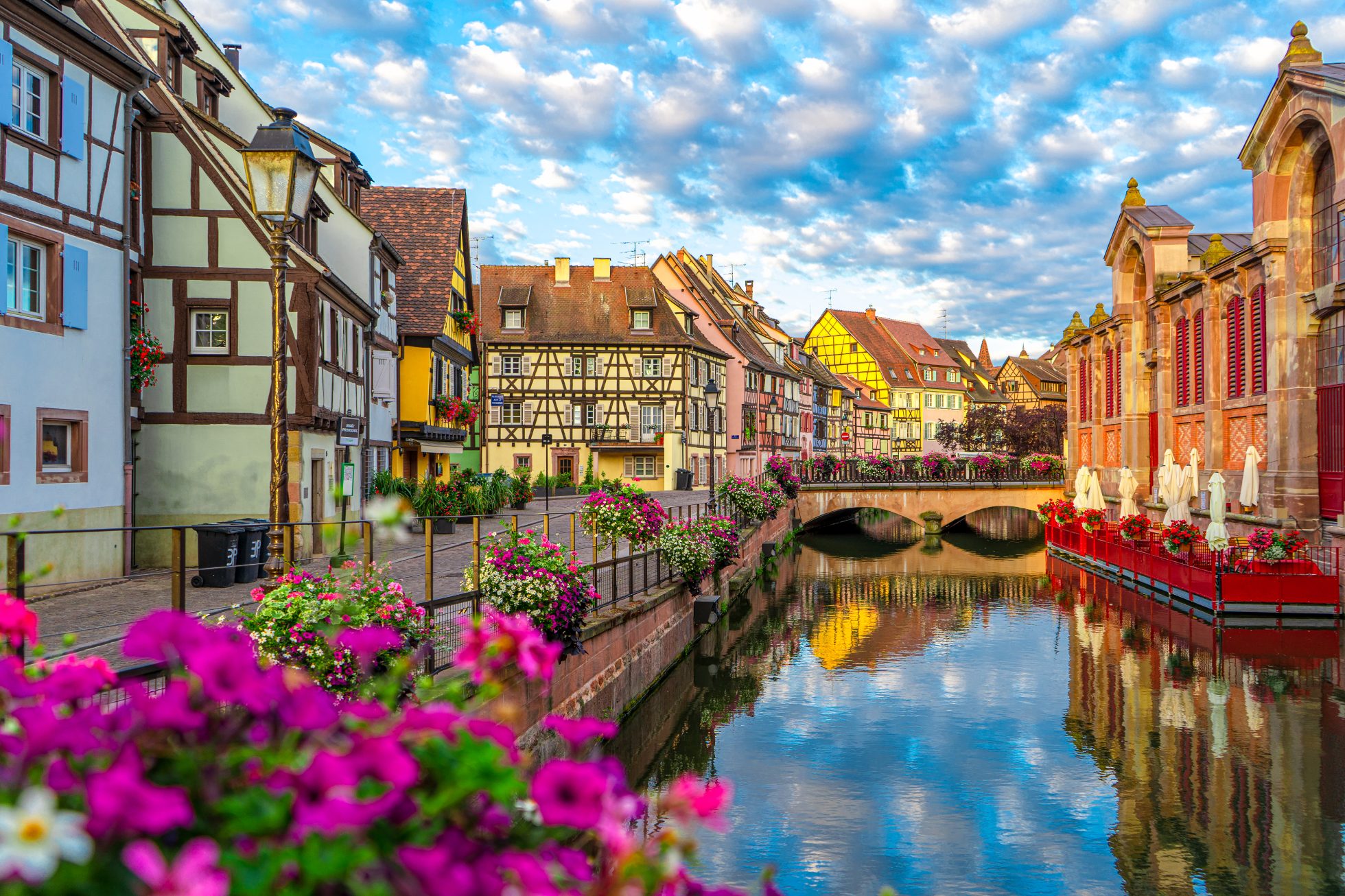 Des maisons françaises traditionnelles colorées spectaculaires sur la rive de la rivière Lauch à Petite Venise, Colmar, France