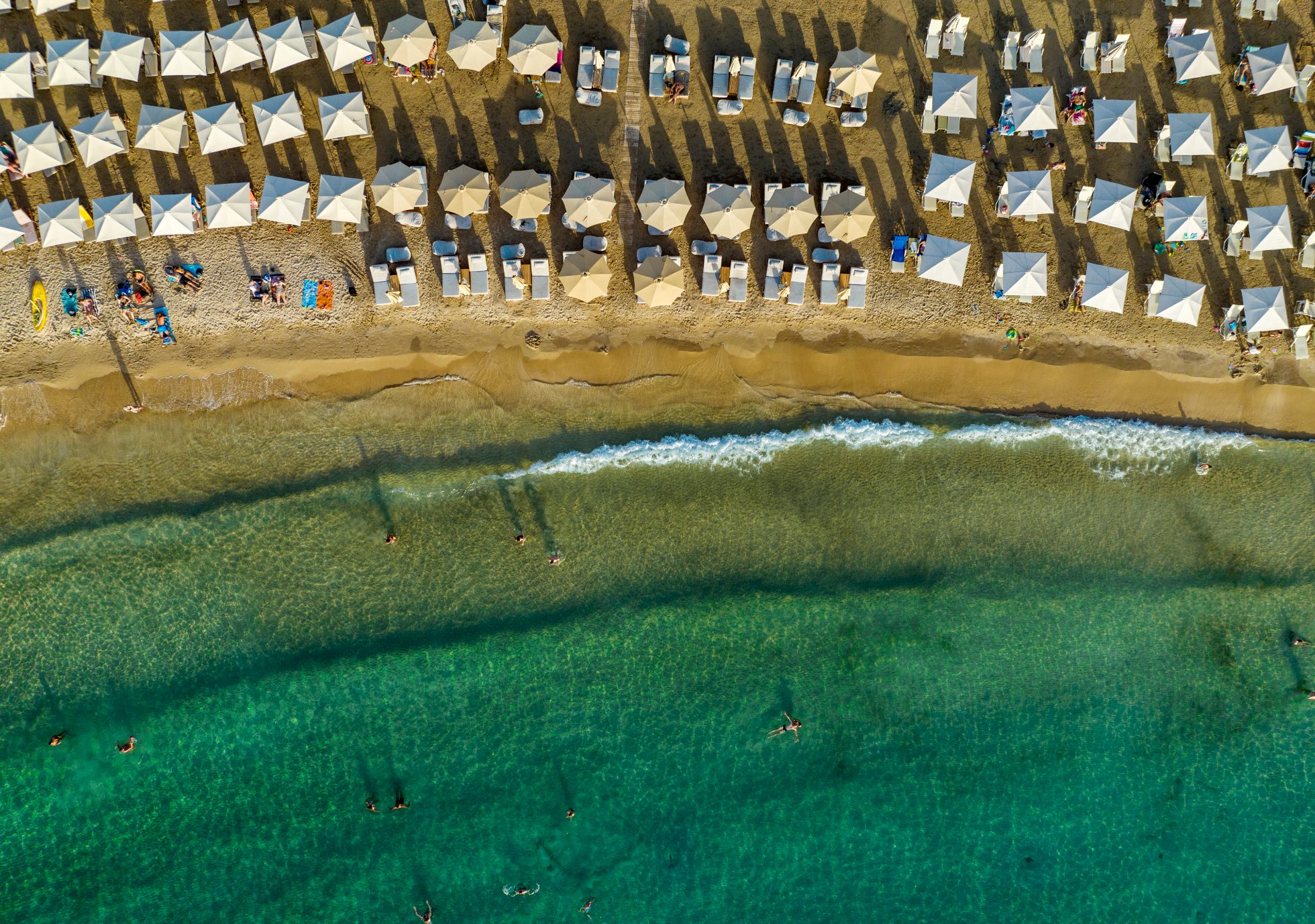 Widok z lotu ptaka na morze z plaży w Grecji, Ateny plaże