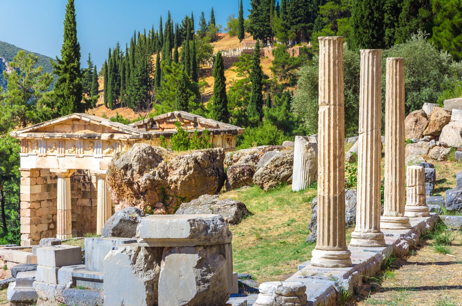 Starożytne ruiny w Delphi, Grecja. Majestatyczne widoki górskie otaczają miejsce o historycznym znaczeniu.