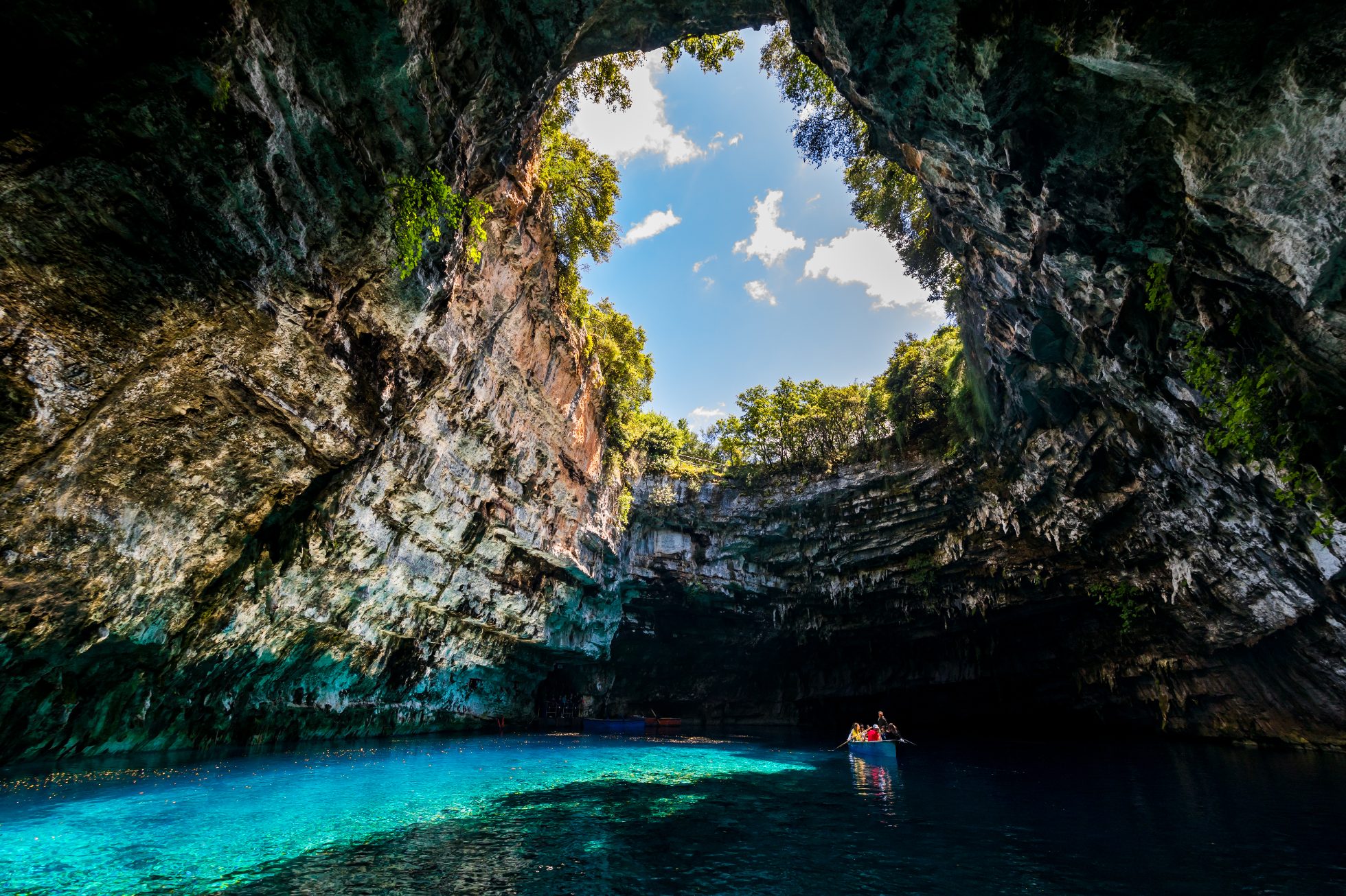 Jaskinia Melissani lub Jezioro Melissani, znana również jako Melisani, to jaskinia położona na wyspie Kefalonia, na północny zachód od Sami