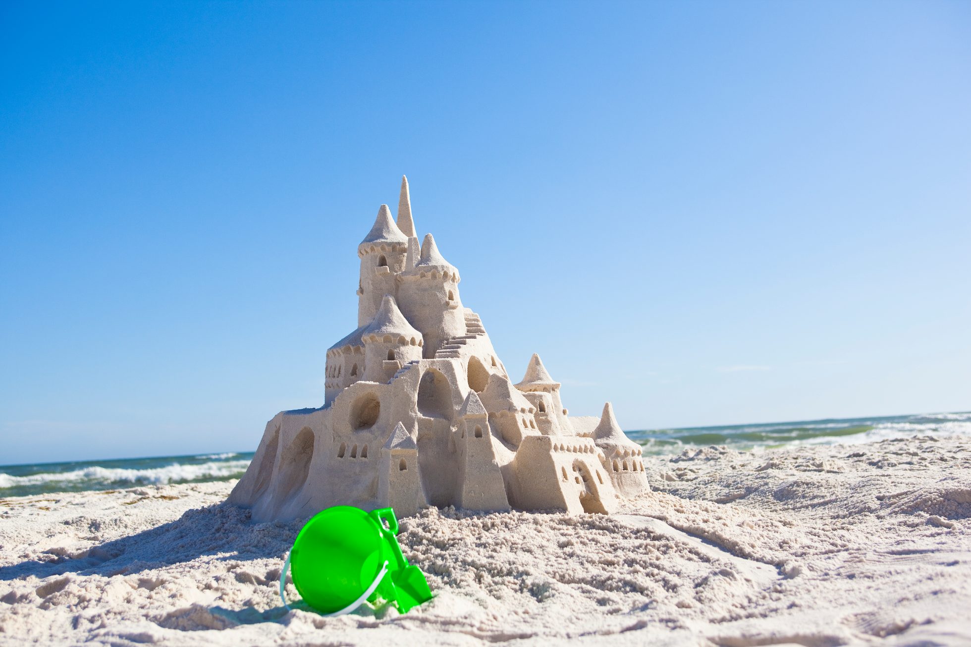 Bajkowy zamek z piasku na plaży