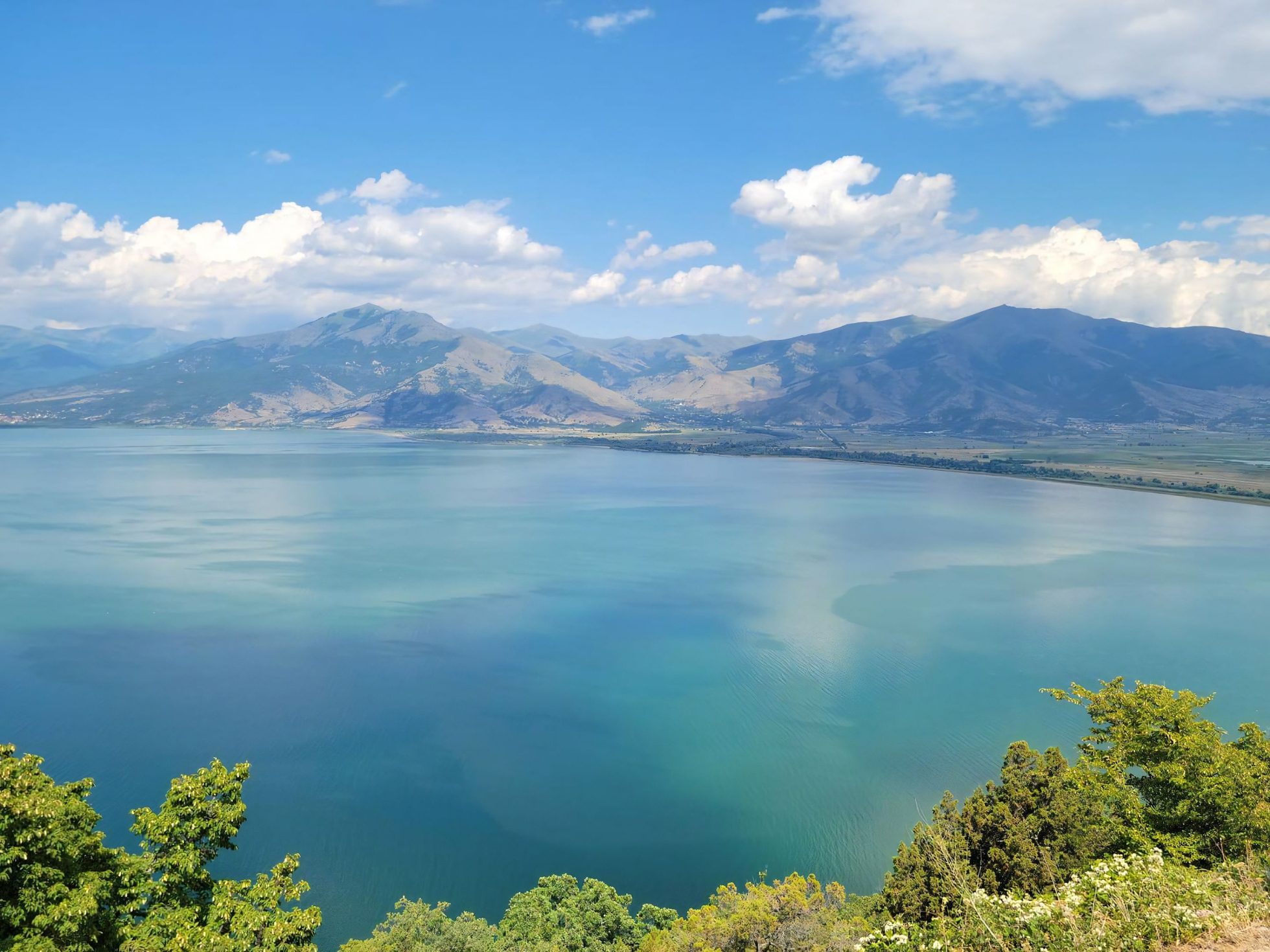 Widok na otoczone górami jezioro Prespa, przyroda Grecji
