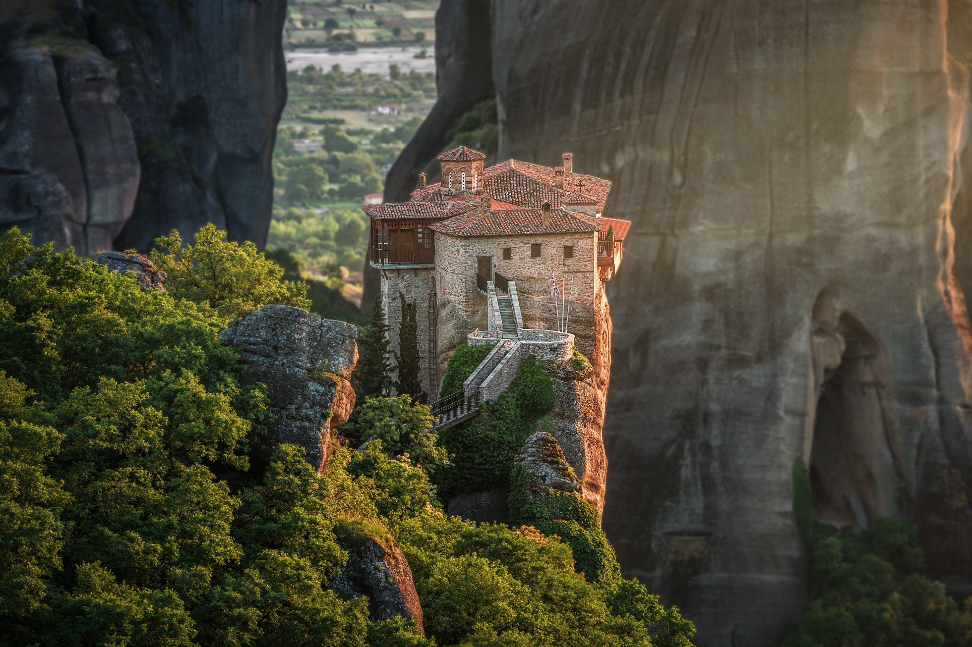 Klasztor na szczycie skały w Meteora, Grecja.