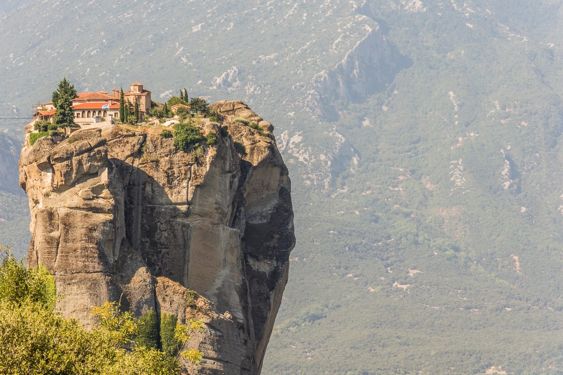 Monastère sur une colline rocheuse à Météores, Kalambaka, Grèce.