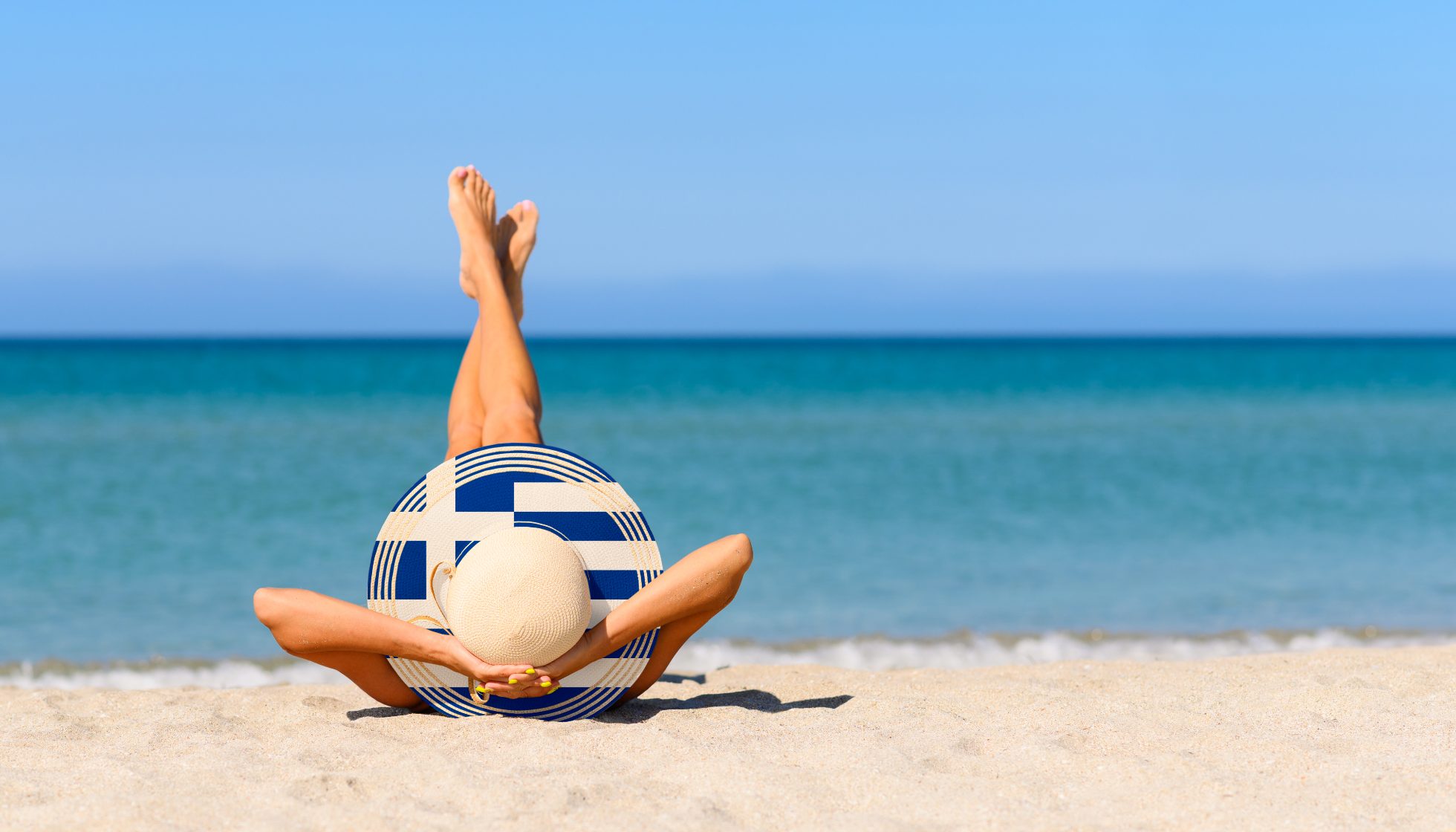 Kobieta na plaży w Grecji.