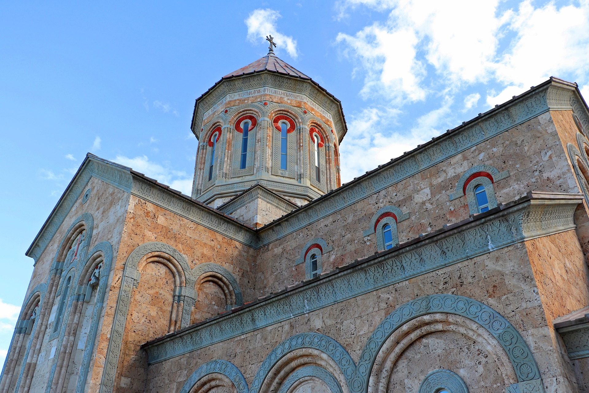 Klasztor Bodbe w Gruzji. Architektura sakralna w pięknym otoczeniu przyrody.