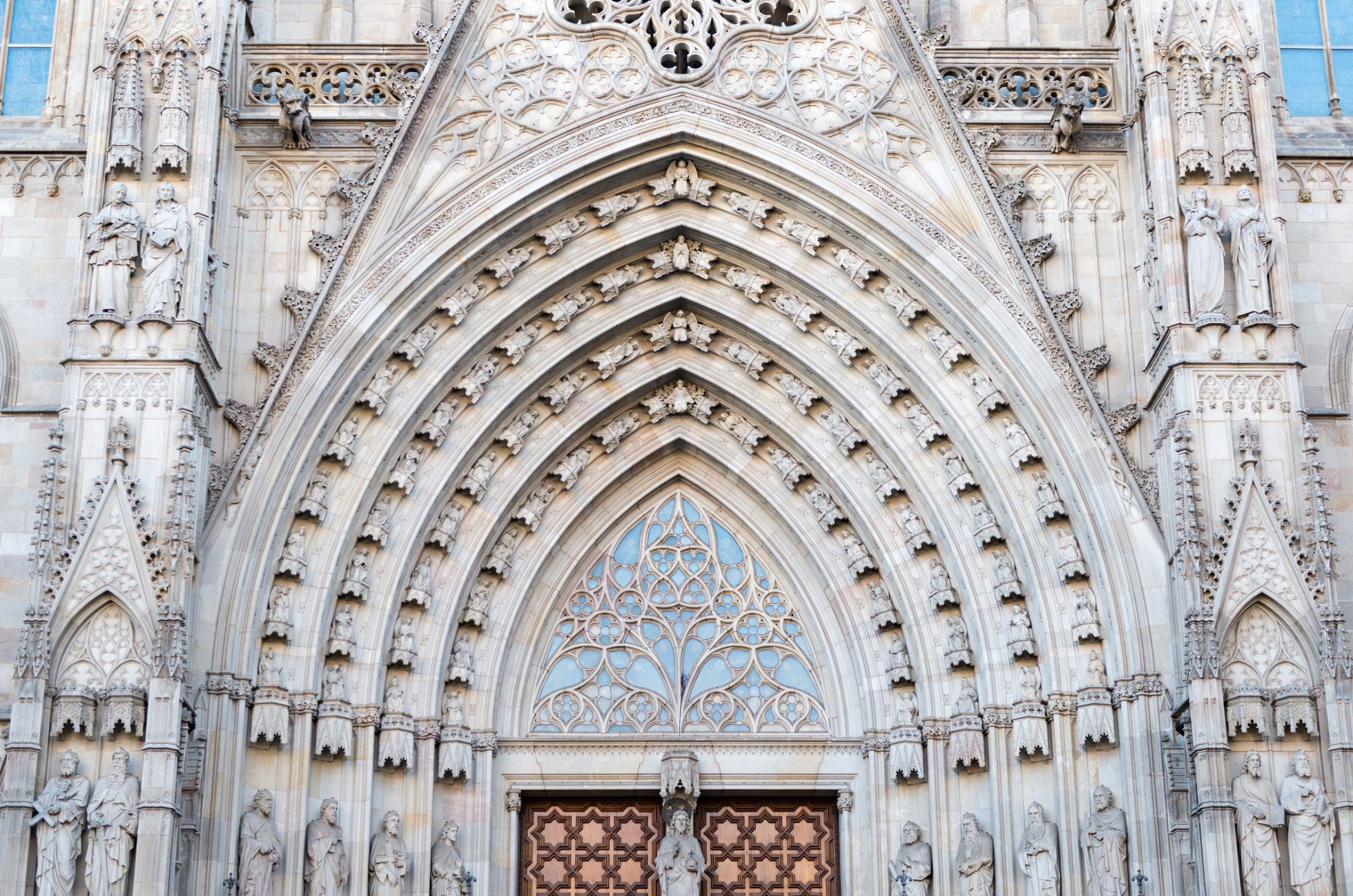 Wejście (portal) do Katedry Świętej Eulalii bogato zdobione.