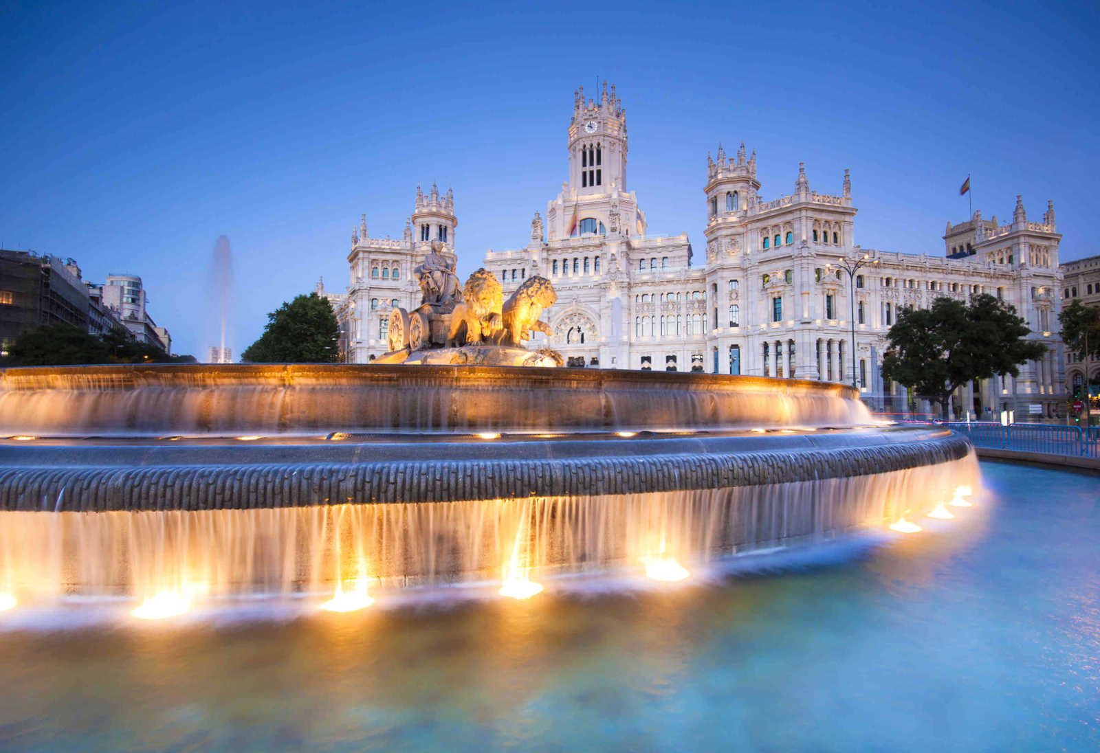 Plaza de Cibeles in Madrid at night