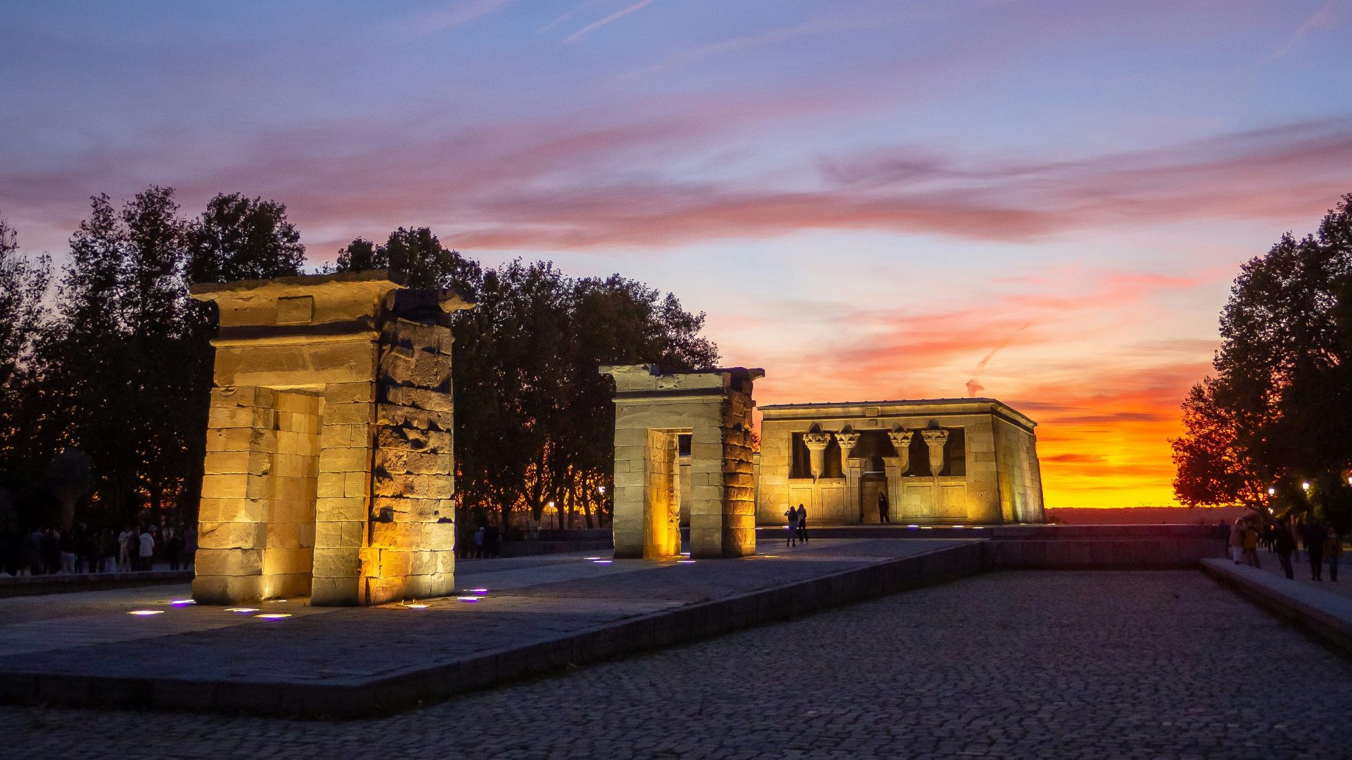 Świątynia Debod na tyle zachodu słońca, najważniejsze atrakcje Madrytu