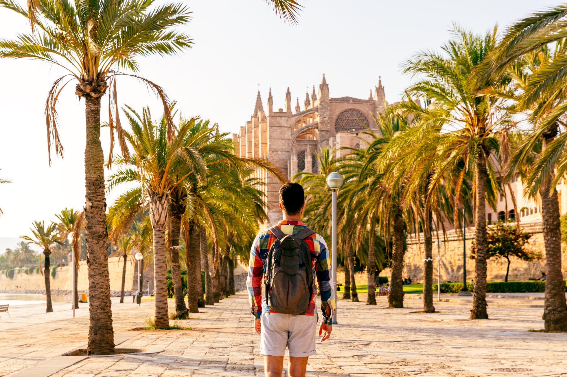 Mężczyzna spacerujący po Majorce z plecakiem