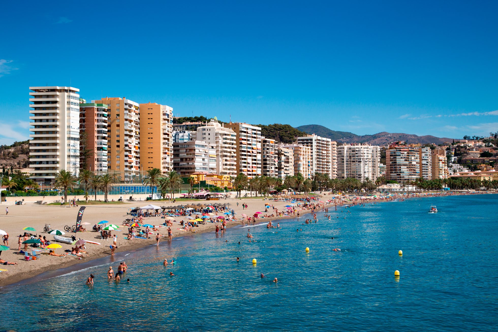 Plaża Playa de la Malagueta z wysokimi budynkami mieszkalnymi, Malaga, Costa del Sol, Andaluzja, Hiszpania.
