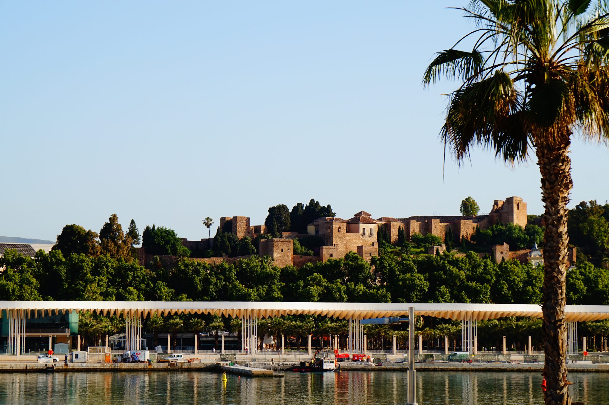 Widok na nabrzeże Malagi z promenadą „Paseo de la Pergola” położoną w Maladze, w Andaluzji, w Hiszpanii.