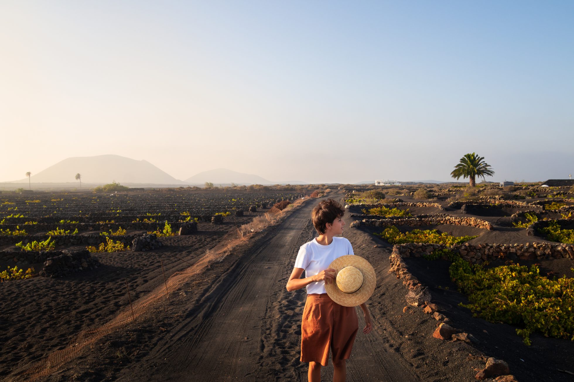 Dziewczyna stojąca wśród typowych pól Lanzarote.
