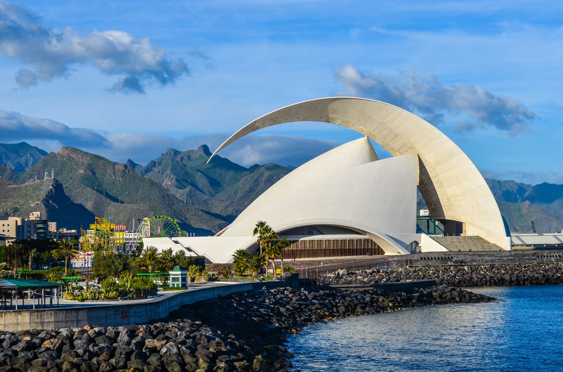 Widok na miasto Santa Cruz de Tenerife na Wyspach Kanaryjskich.