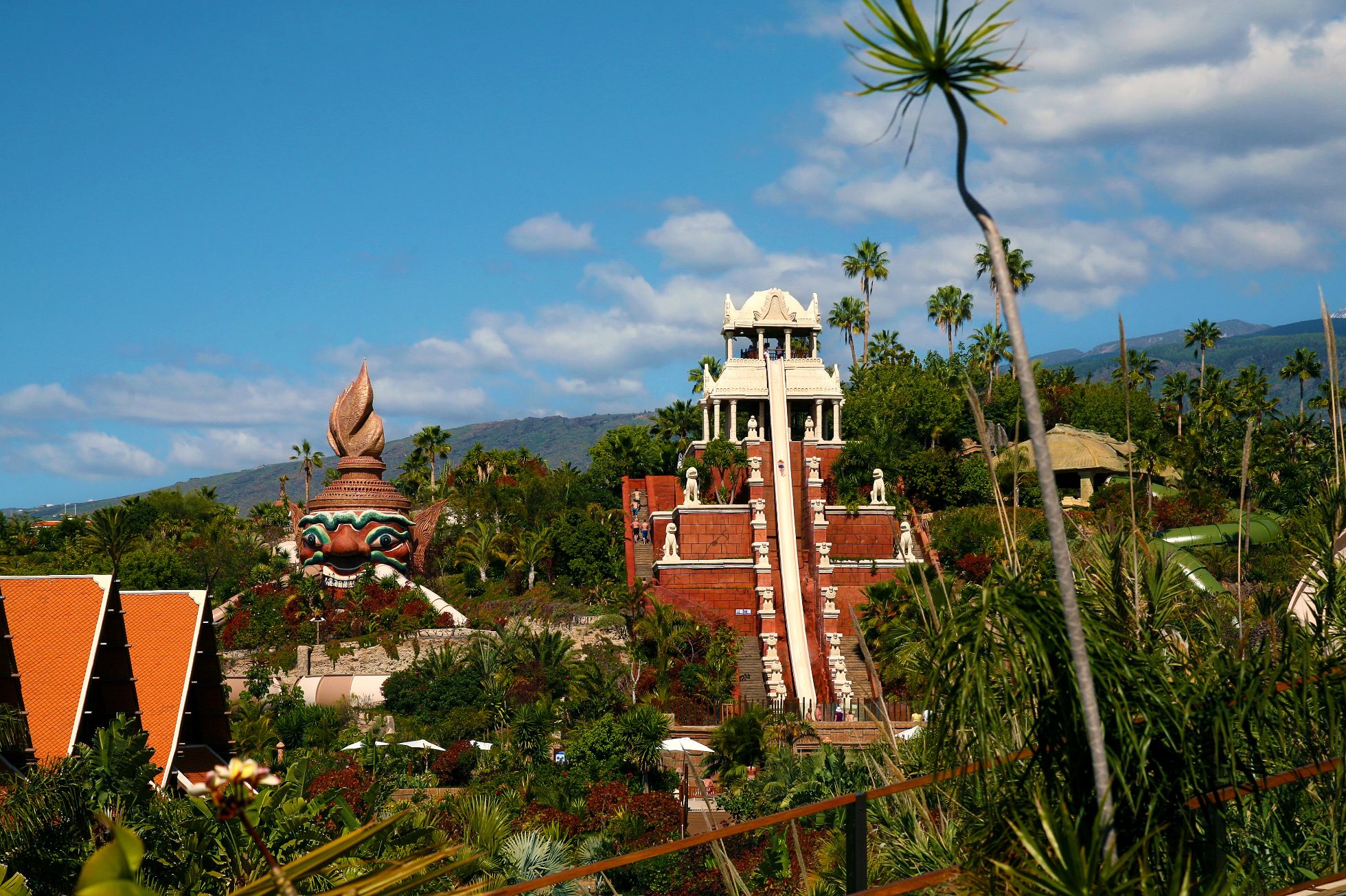 Park wodny Siam Park na Teneryfie z dużym basenem, zjeżdżalniami i palmami.