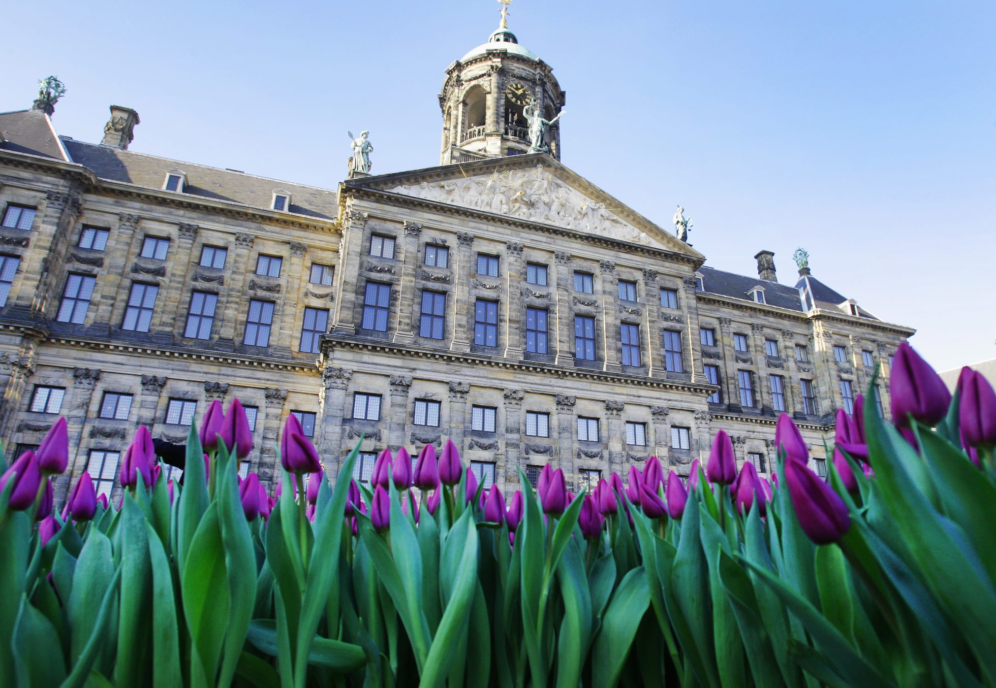 Budynek Royal Palace w Amsterdamie w słoneczny dzień.