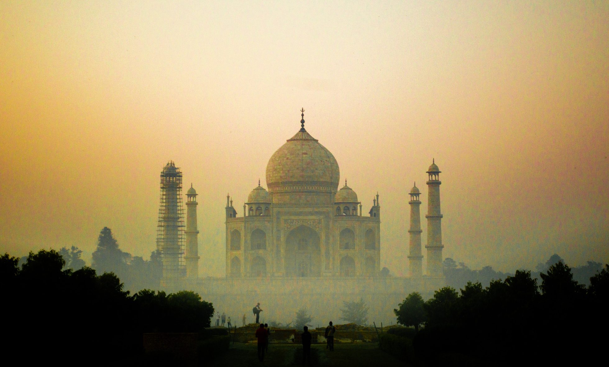 Widok na Taj Mahal po zachodzie słońca