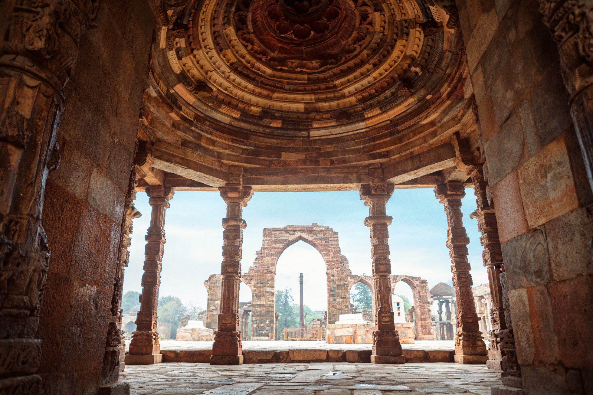 Widok na zabytkową wieżę Qutub Minar w Indiach.