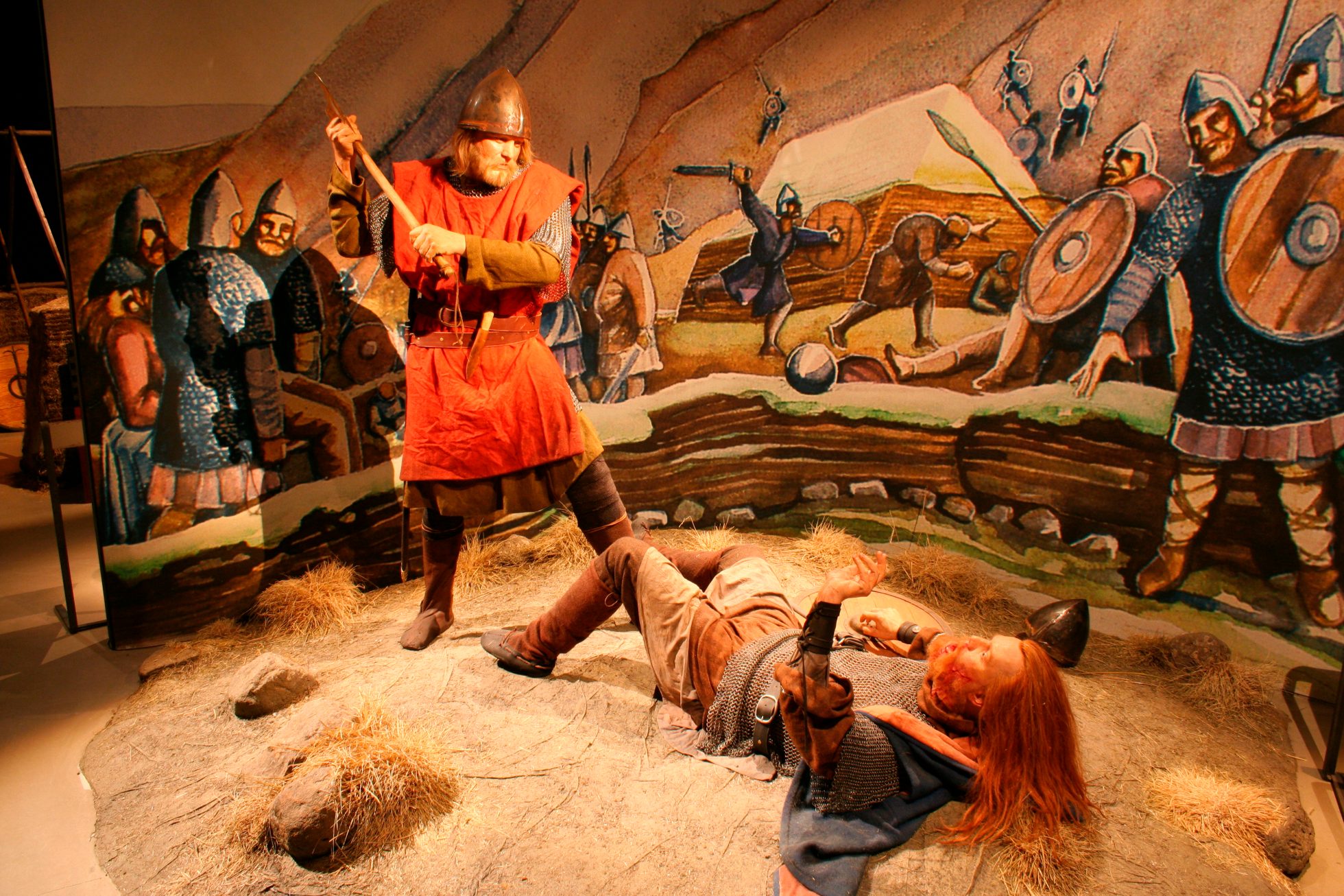 Wnętrze Muzeum Sagi w Reykjaviku, przedstawiające część wystawy z figurami walczącymi.