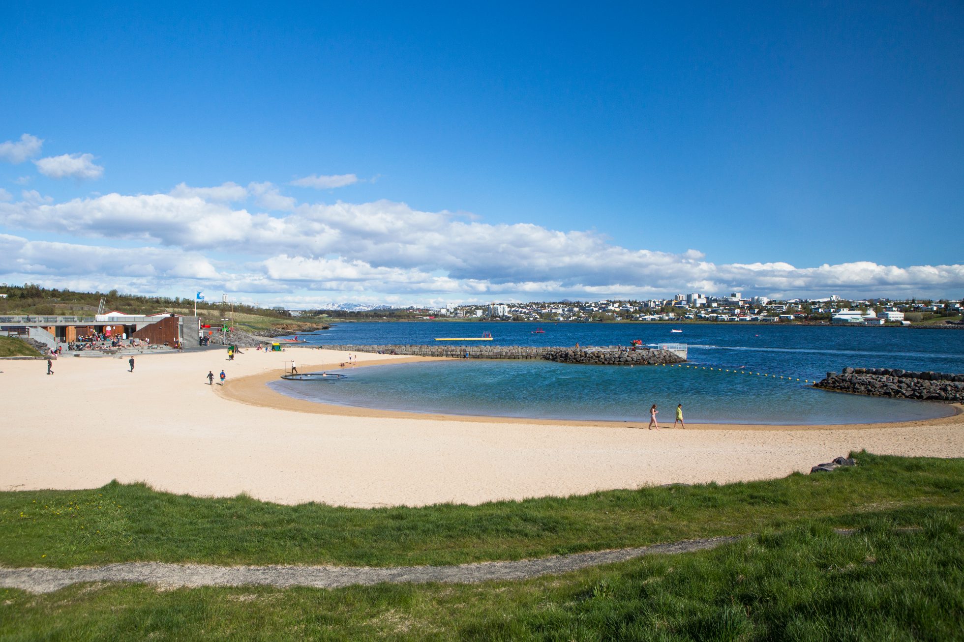 Plaża geotermalna Nautholsvik w Reykjaviku.