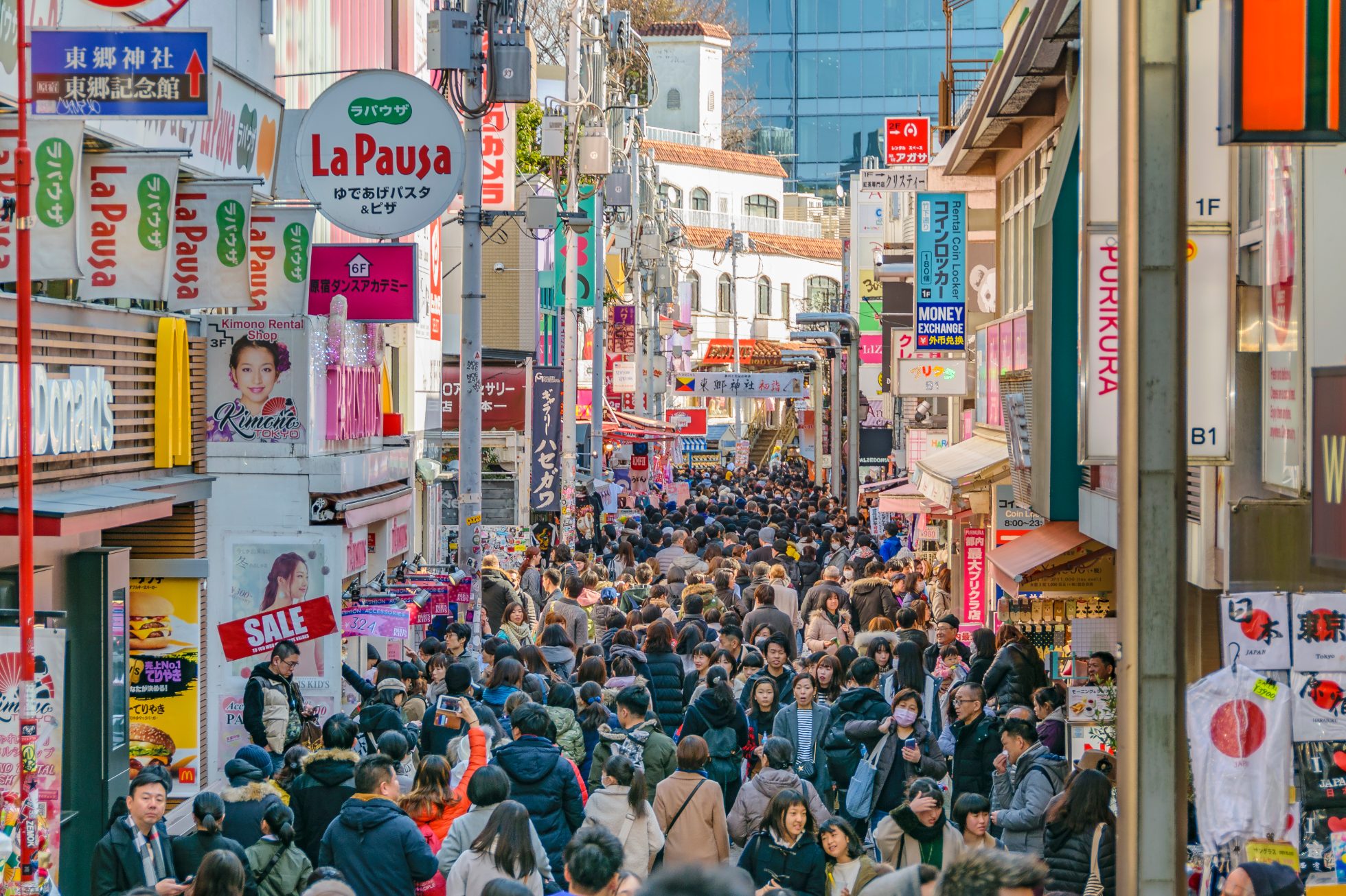 TOKIO, JAPONIA, STYCZEŃ 2019 R. – Tłoczna scena miejska na słynnej ulicy Takeshita w dzielnicy Harajuku w Tokio, Japonia