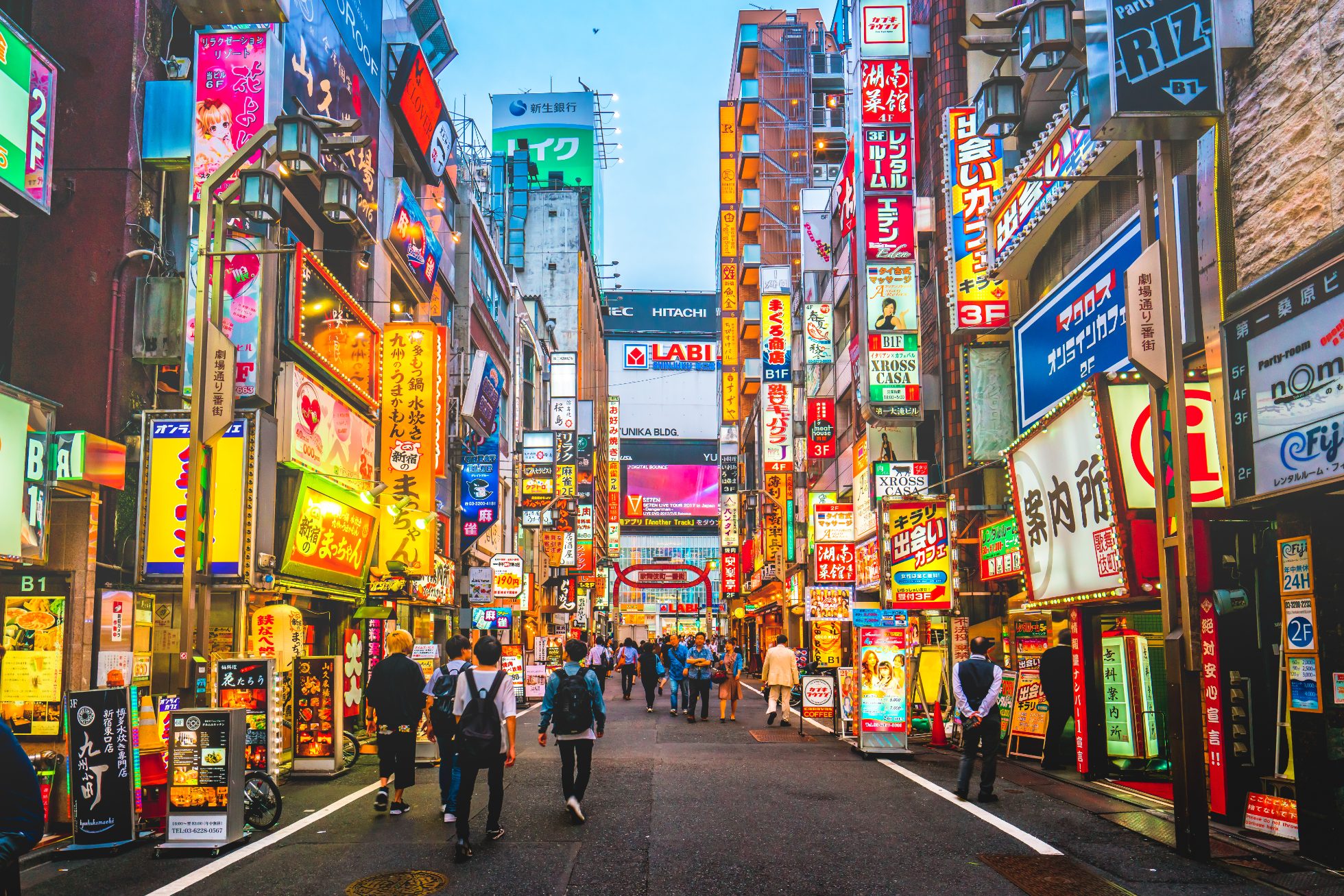 Aleja Kabukicho oświetlona nocą w dzielnicy Shinjuku w Tokio. Obszar ten stanowi strefę handlową i rozrywkową.