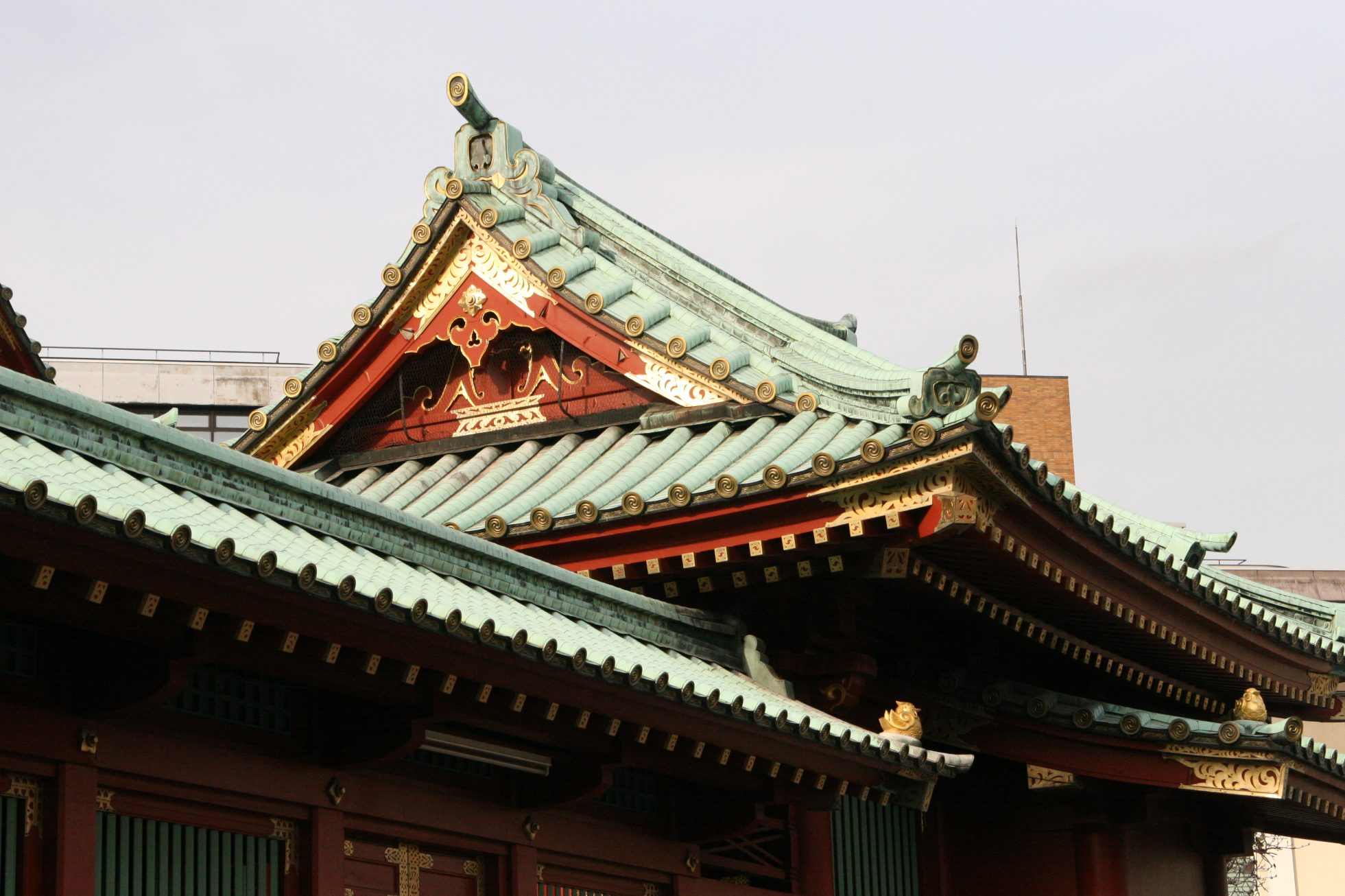 gmach tradycyjnej świątyni w Japonii w pochmurny dzień