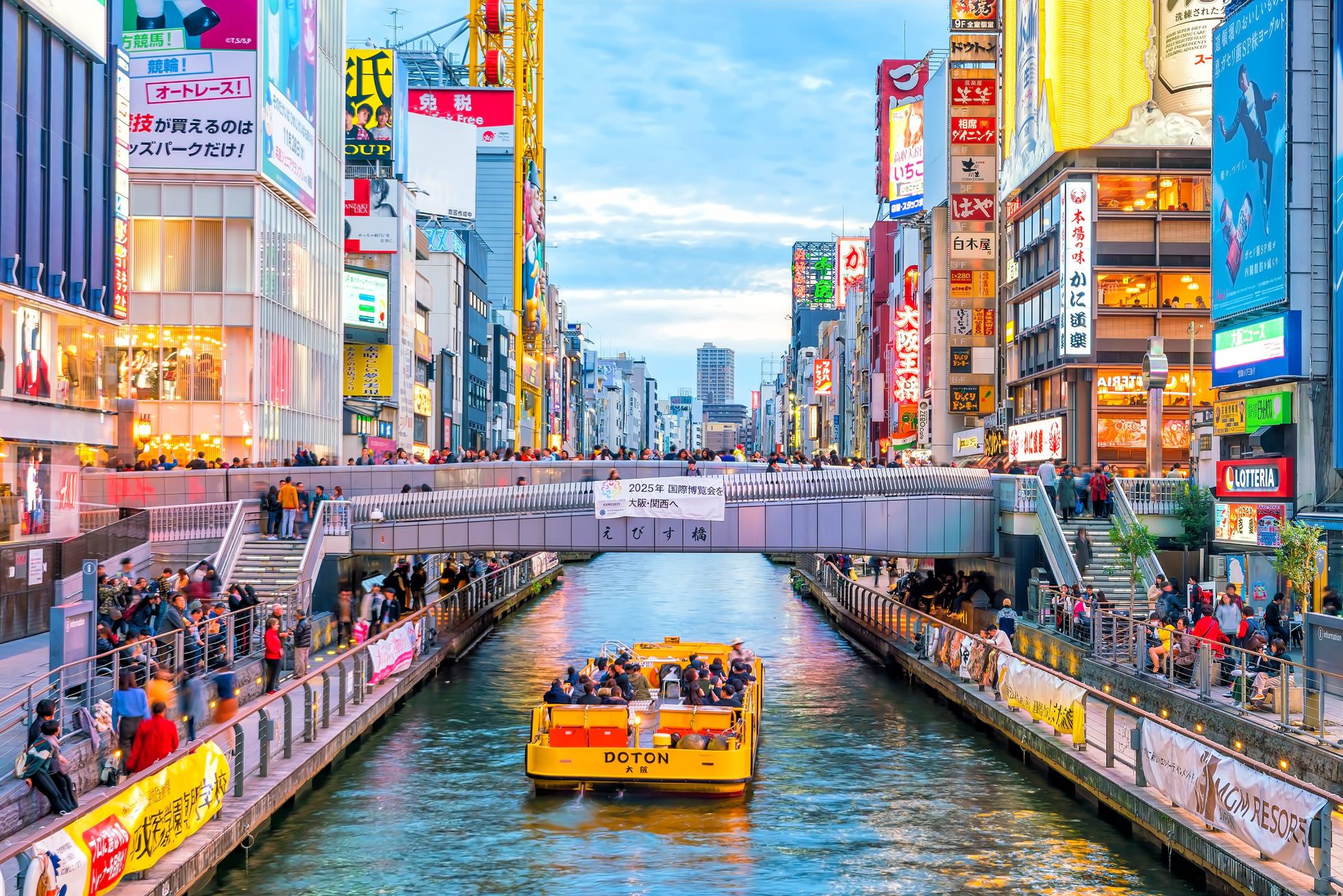 Osaka, Japonia-18 listopada 2018 r.: Turyści na ulicy handlowej Dotonbori, Dotonbori jest znanym miejscem podróży i zakupów w Osace w Japonii.