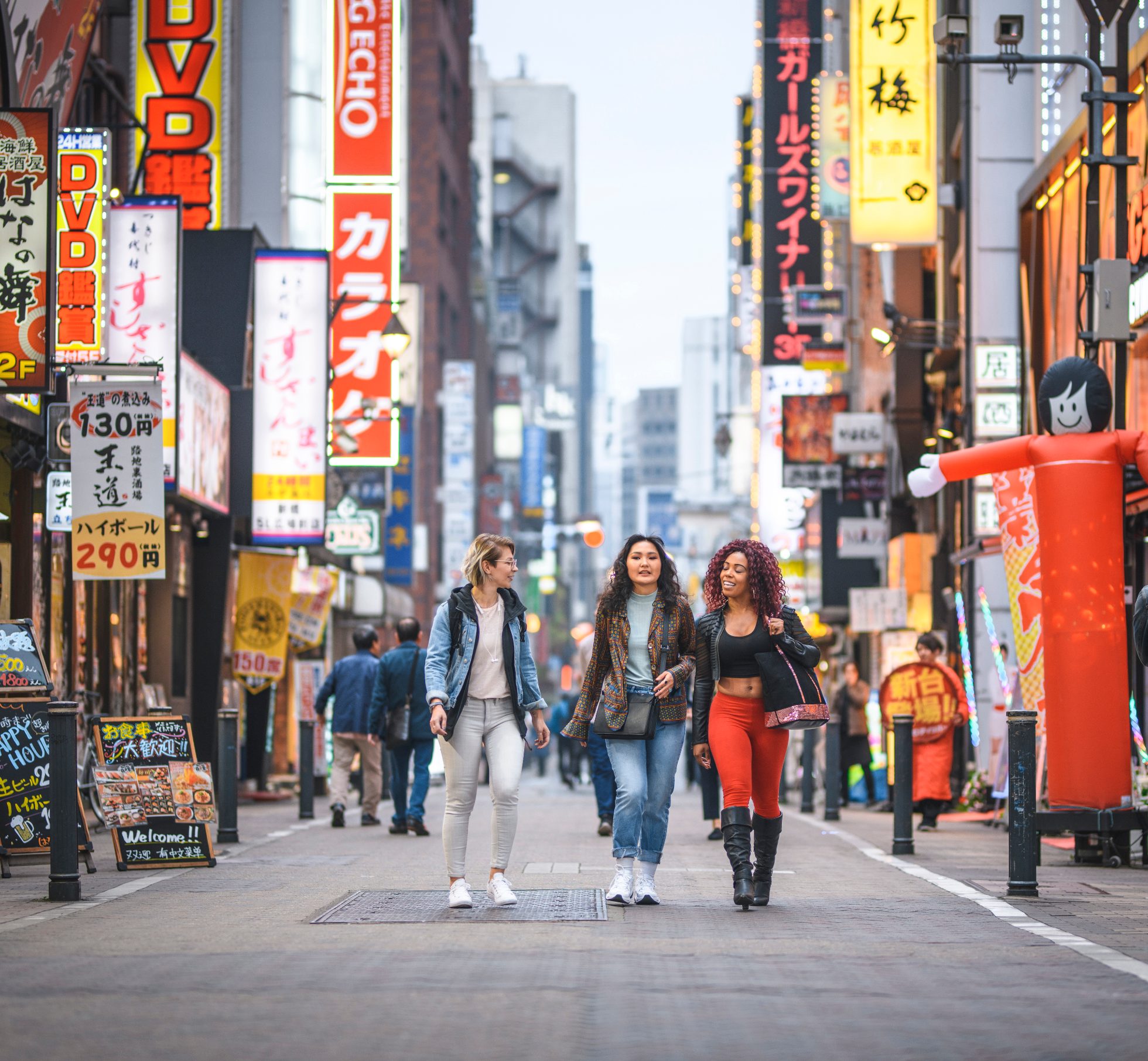 Grupa dziewczyn przemierza ulice Tokio