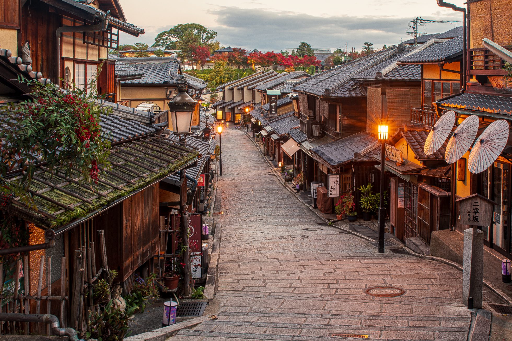 Wąska uliczka z latarenkami i drewnianymi domami w Kyoto o wschodzie słońca