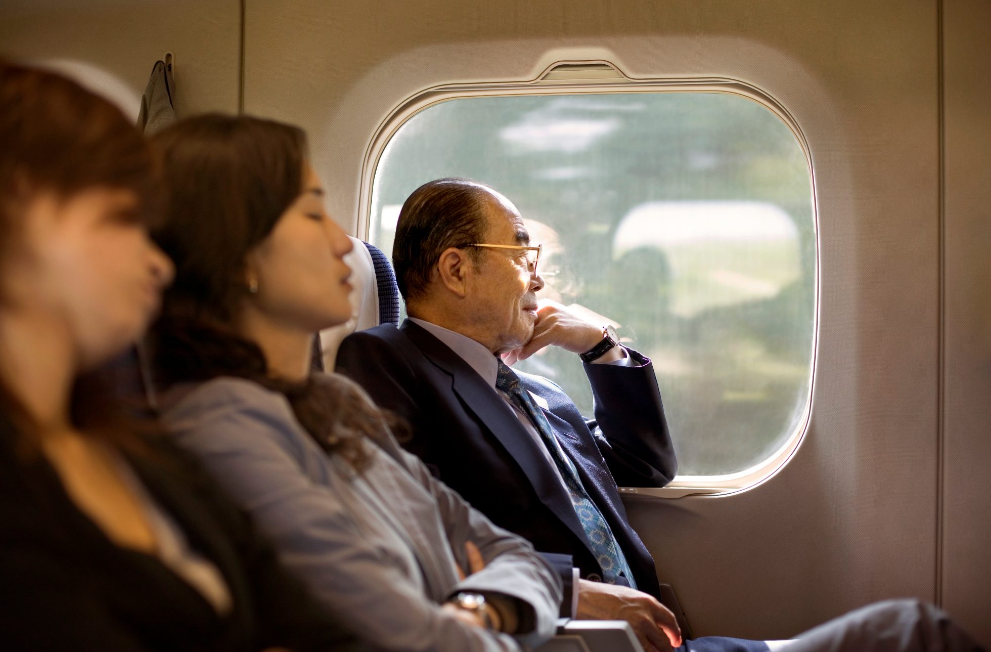 Szybki pociąg Shinkansen w Japonii na tle gór.