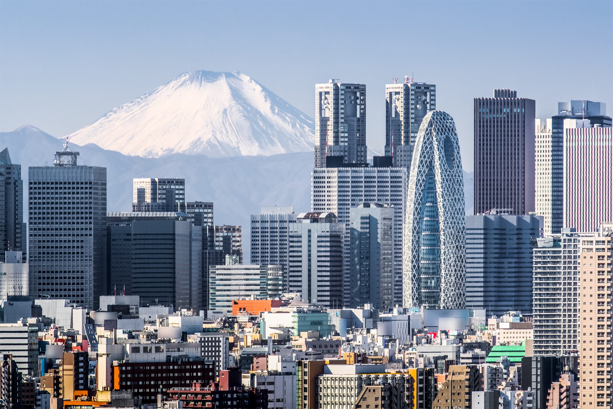Widok na nowoczesne miasto z wysokimi budynkami i ulicami w Tokio.