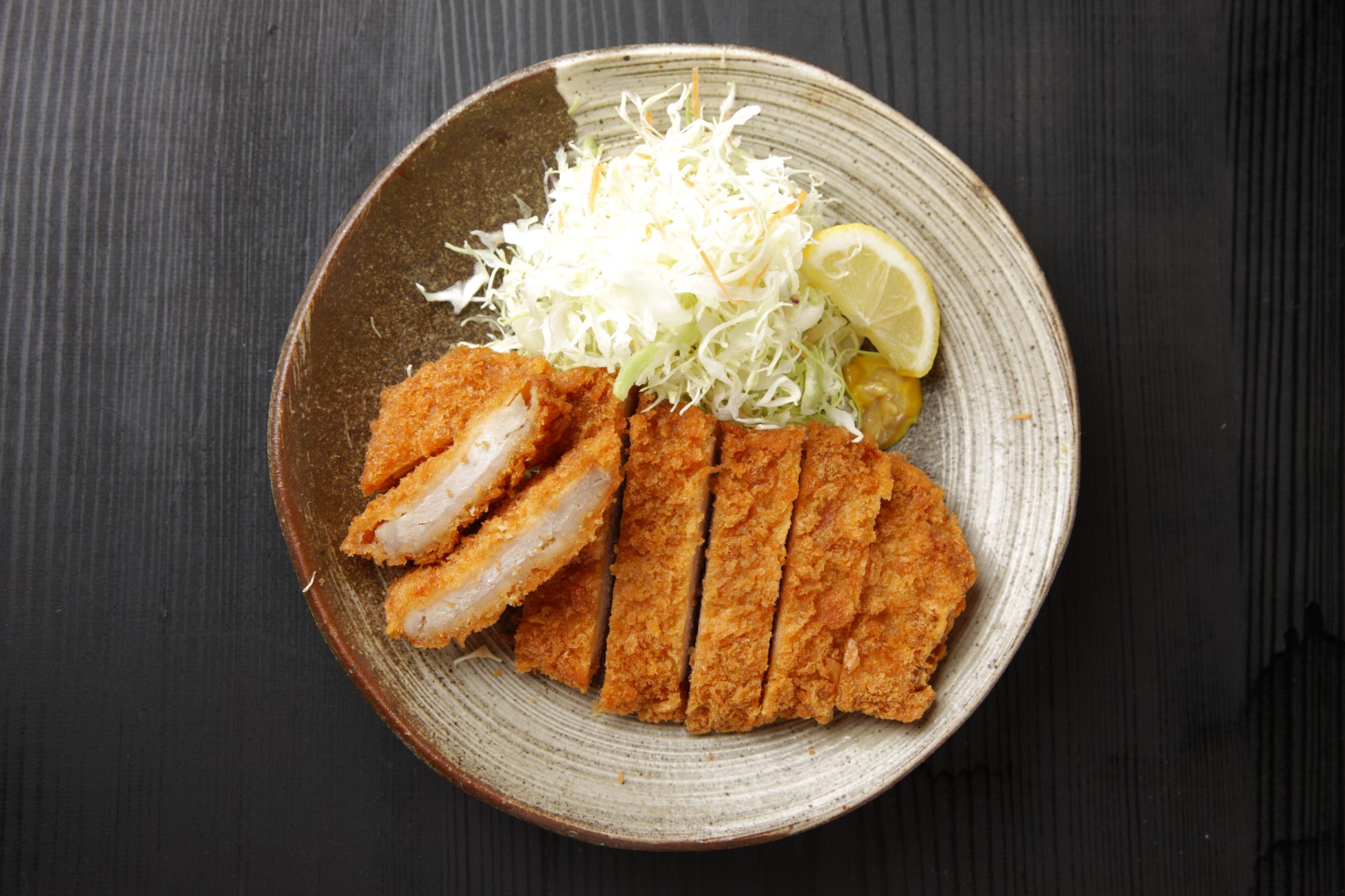 zbliżenie na typowe japońskie danie - tonkatsu