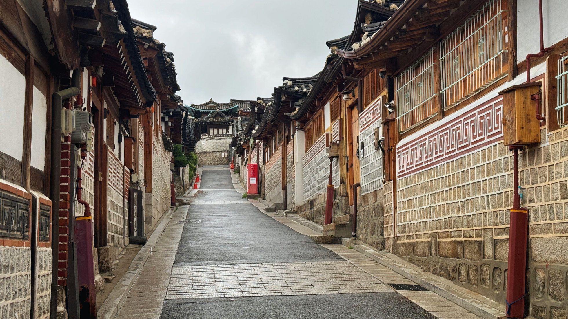 Allée dans le village de Bukchon Hanok
