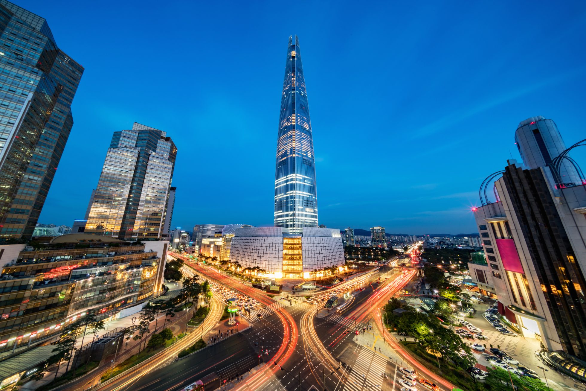 Nocny widok na dzielnicę Songpagu w Seulu. Rozmyte w ruchu światła drogowe, oświetlone wieżowce i wieża Lotte World Tower. Seul, Korea Południowa, Azja.