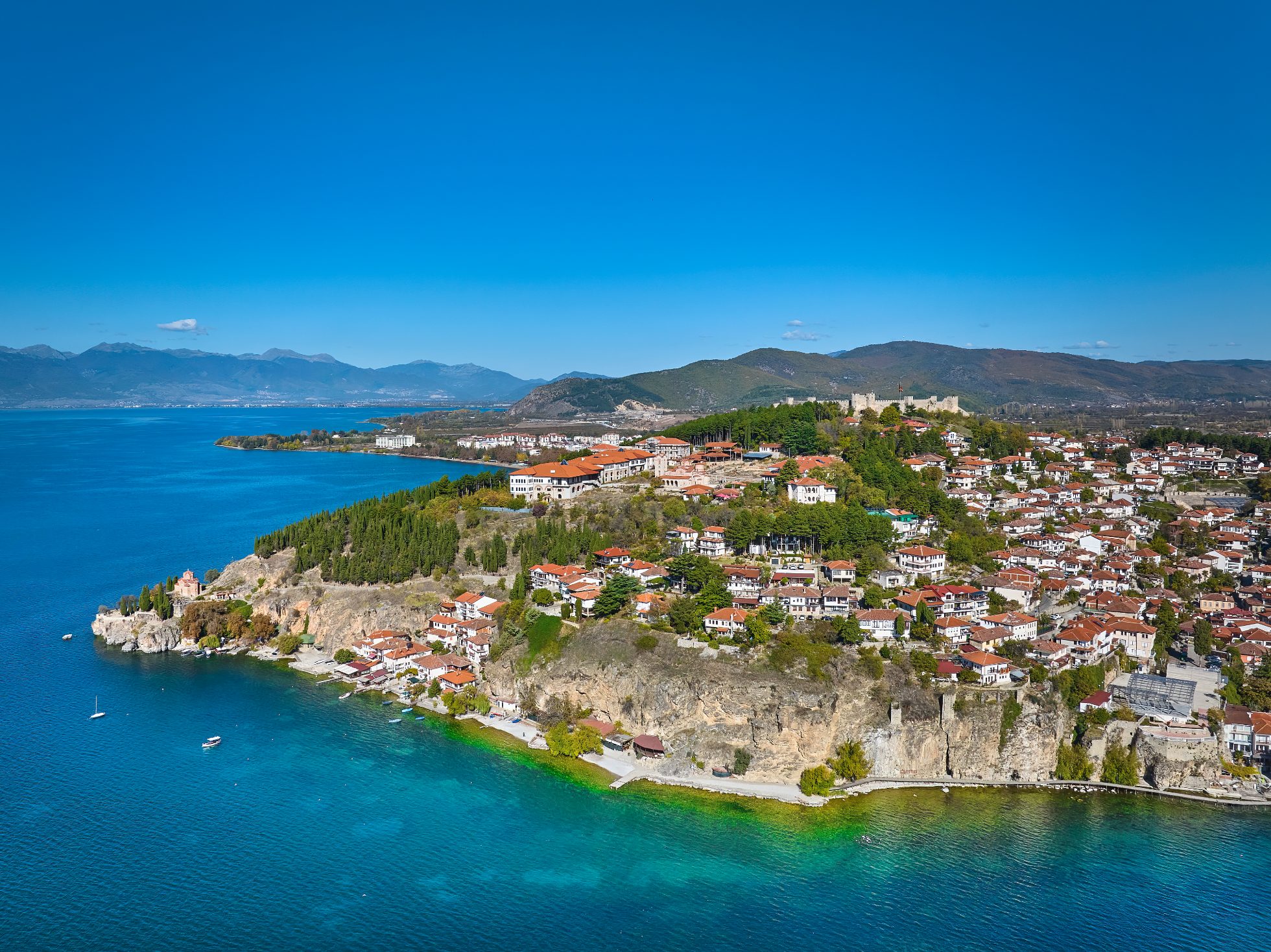 Macedonia, Ochryda, miejsce światowego dziedzictwa UNESCO, krajobraz miejski nad brzegiem jeziora Ochrydzkiego.