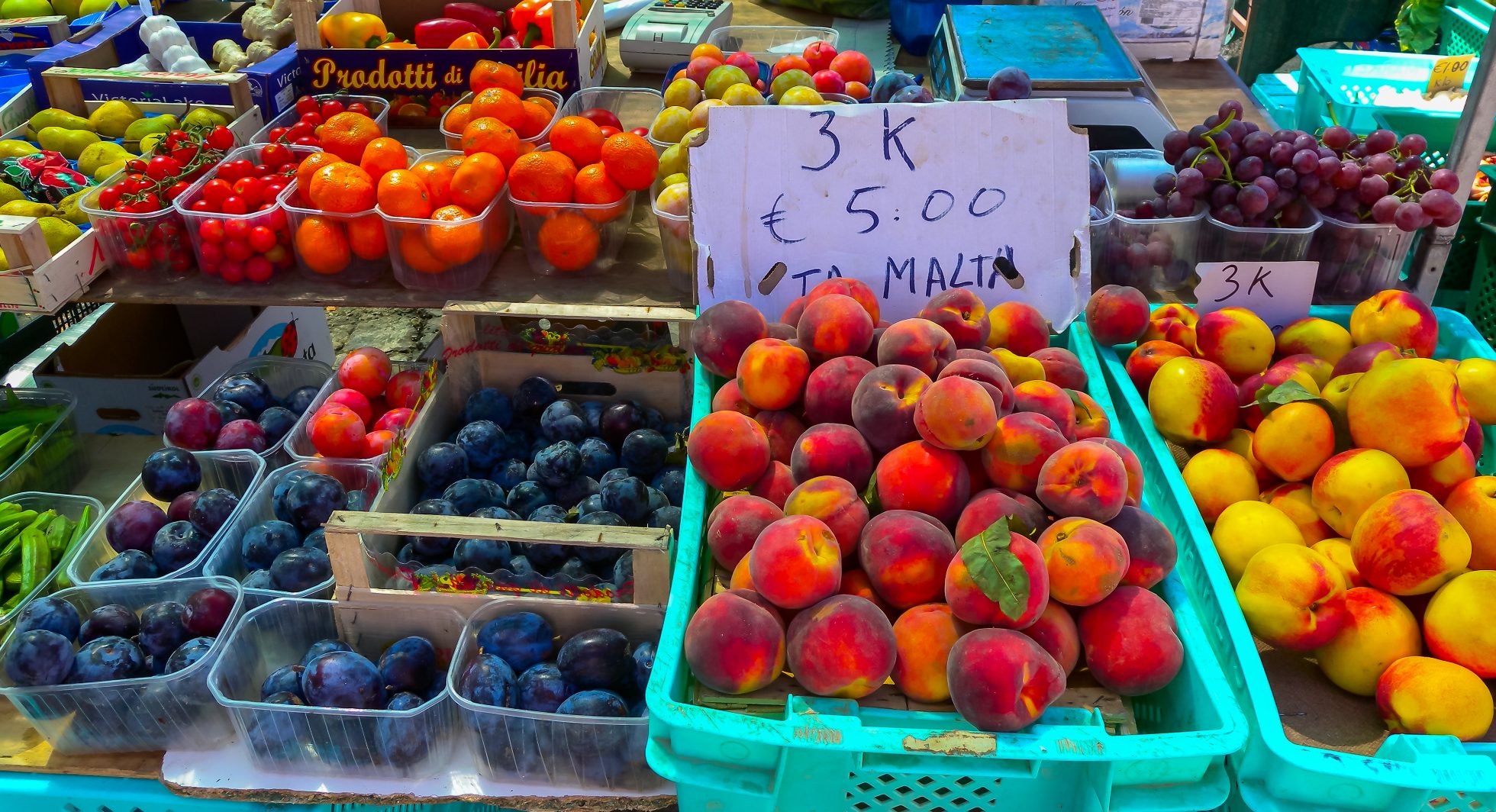 Owoce do zakupu na targu w Marsaxlokk na Malcie