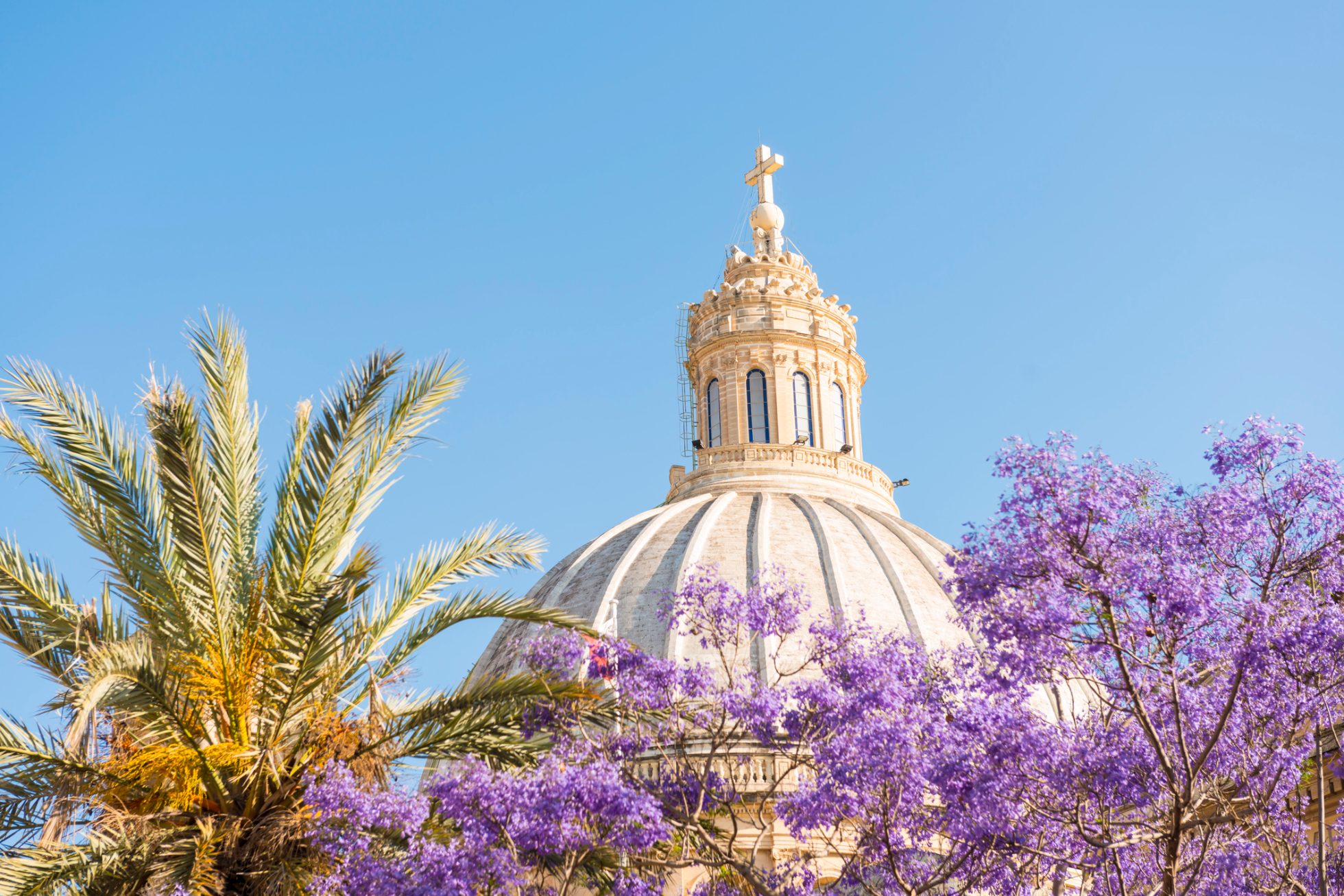 Widok z niskiego kąta na kopułę Bazyliki, Valletta, Malta