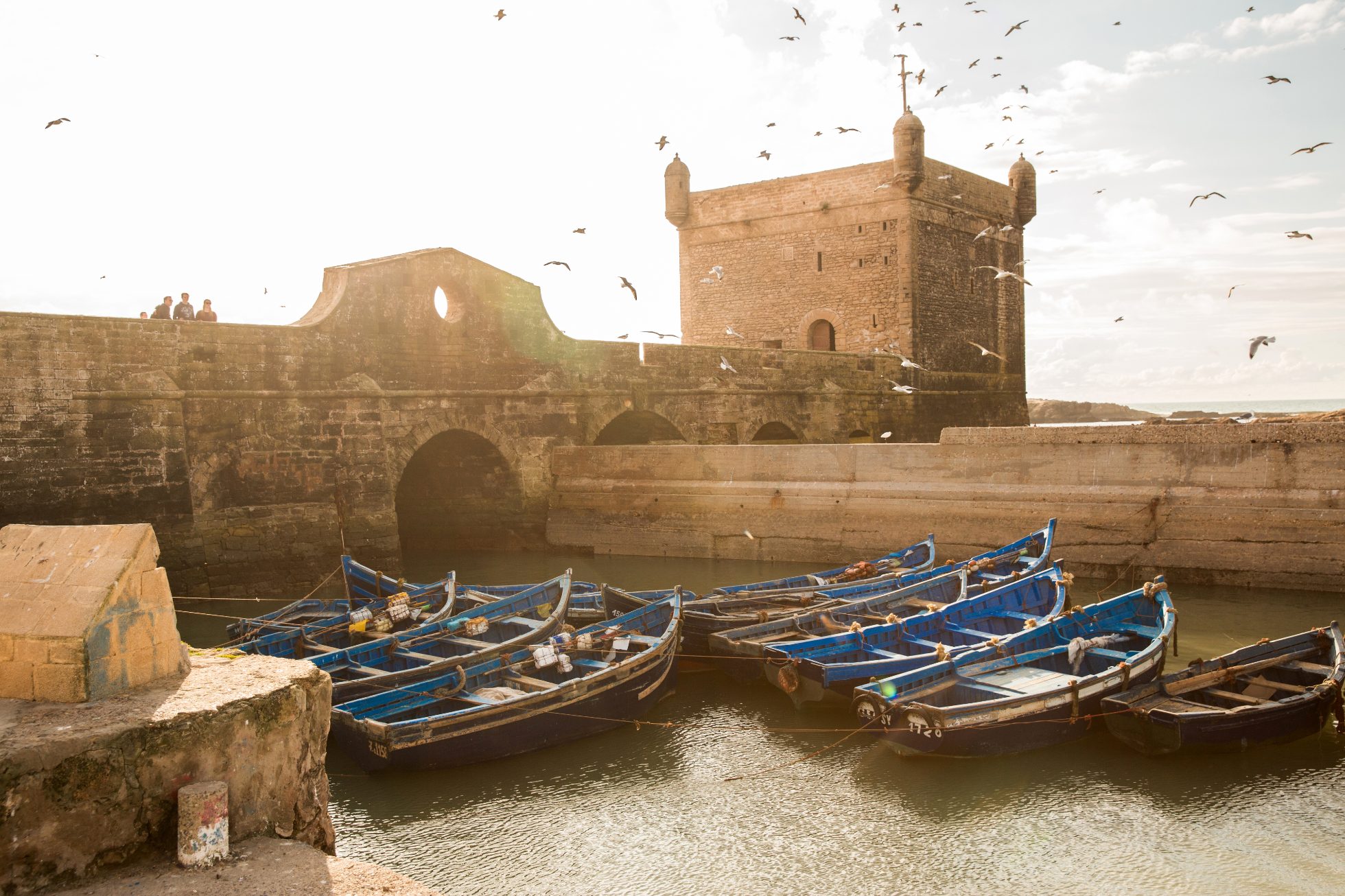 Łodzie rybackie o zachodzie słońca w porcie Essaouira.