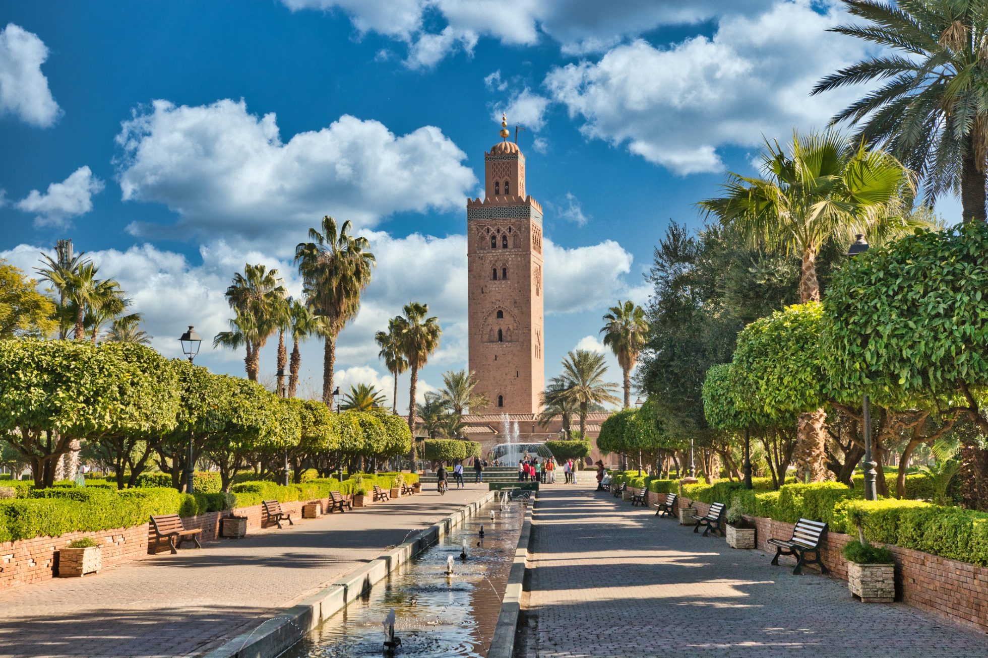 Widok na wieżę w Marrakeszu.
