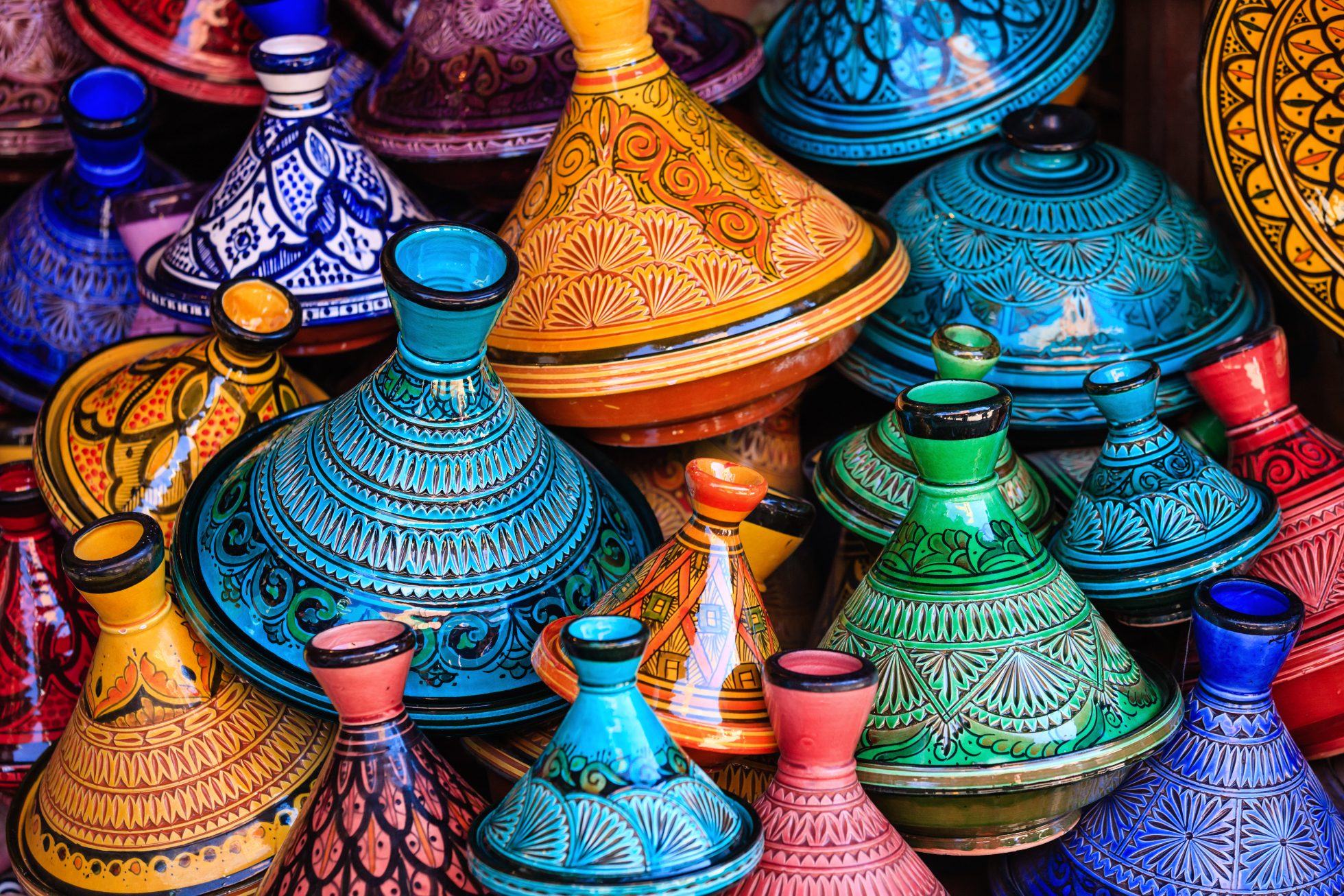 Kolorowe marokańskie garnki na targu w Marrakeszu. Tadżin to marokańskie danie, którego nazwa pochodzi od specjalnego glinianego garnka, w którym jest gotowane.