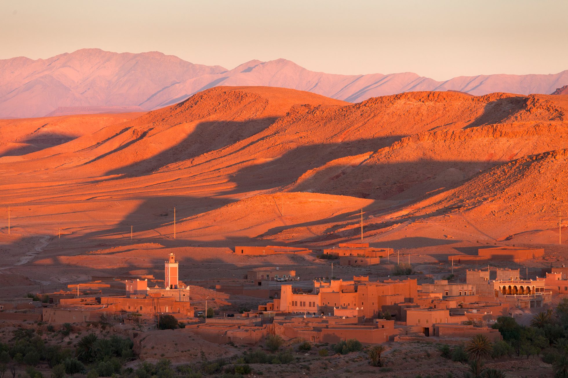 Widok na pustynne, górzyste miasto Ait Ben Haddou w Maroku